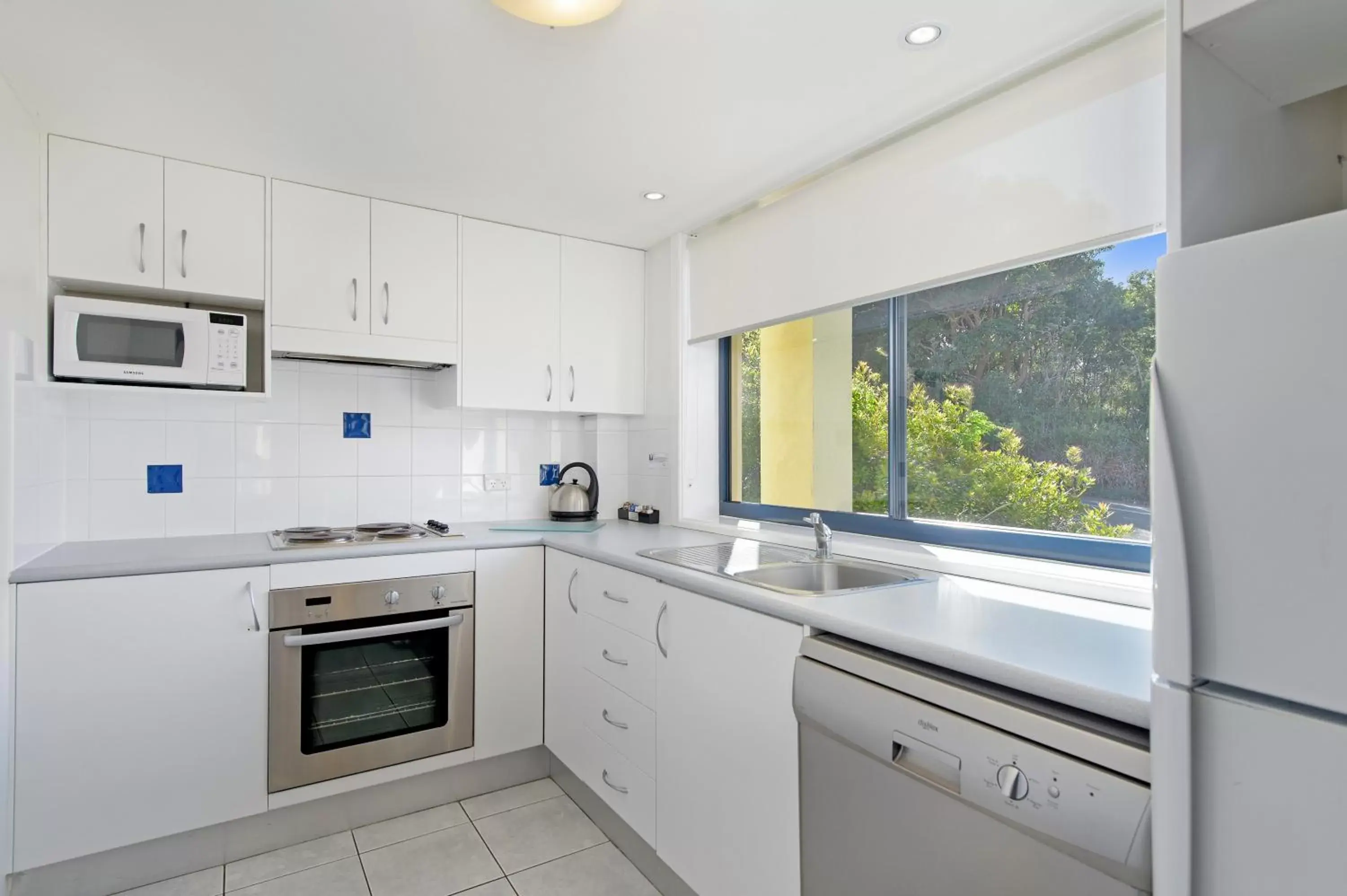 Day, Kitchen/Kitchenette in South Pacific Apartments