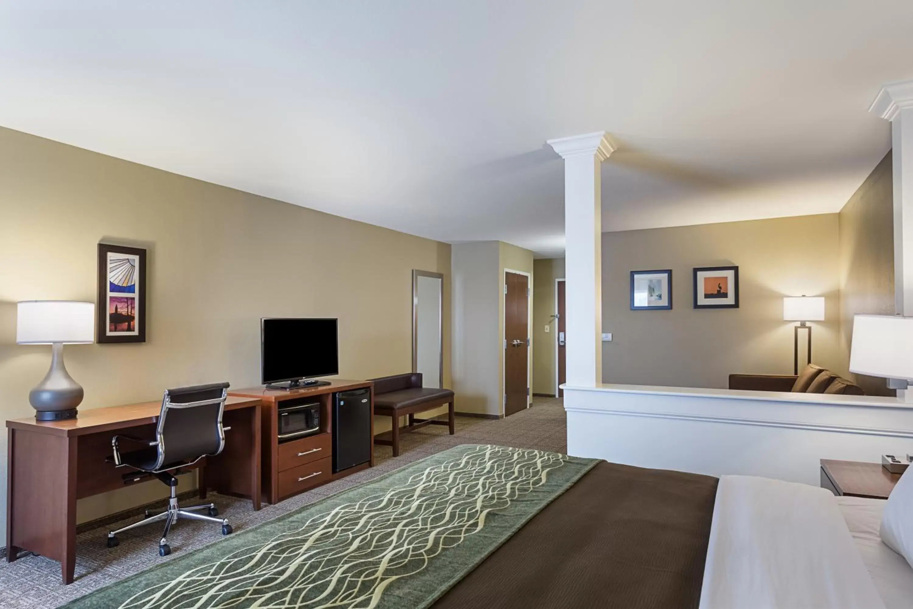 Photo of the whole room, TV/Entertainment Center in Comfort Inn & Suites Zachary