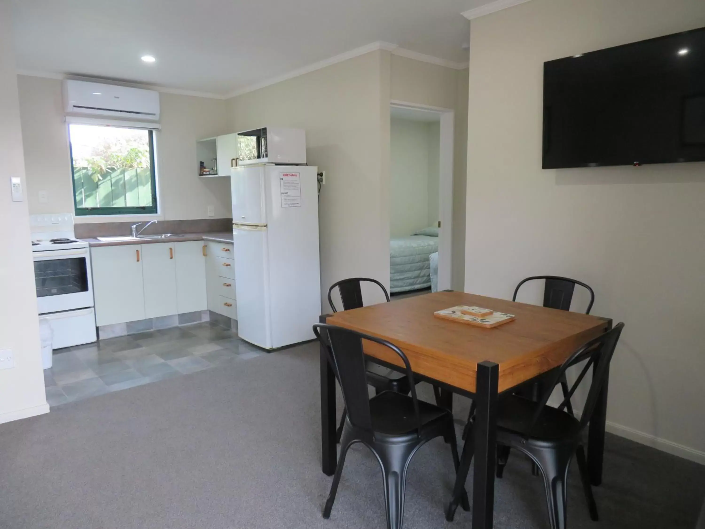 Dining Area in Commodore Court Motel