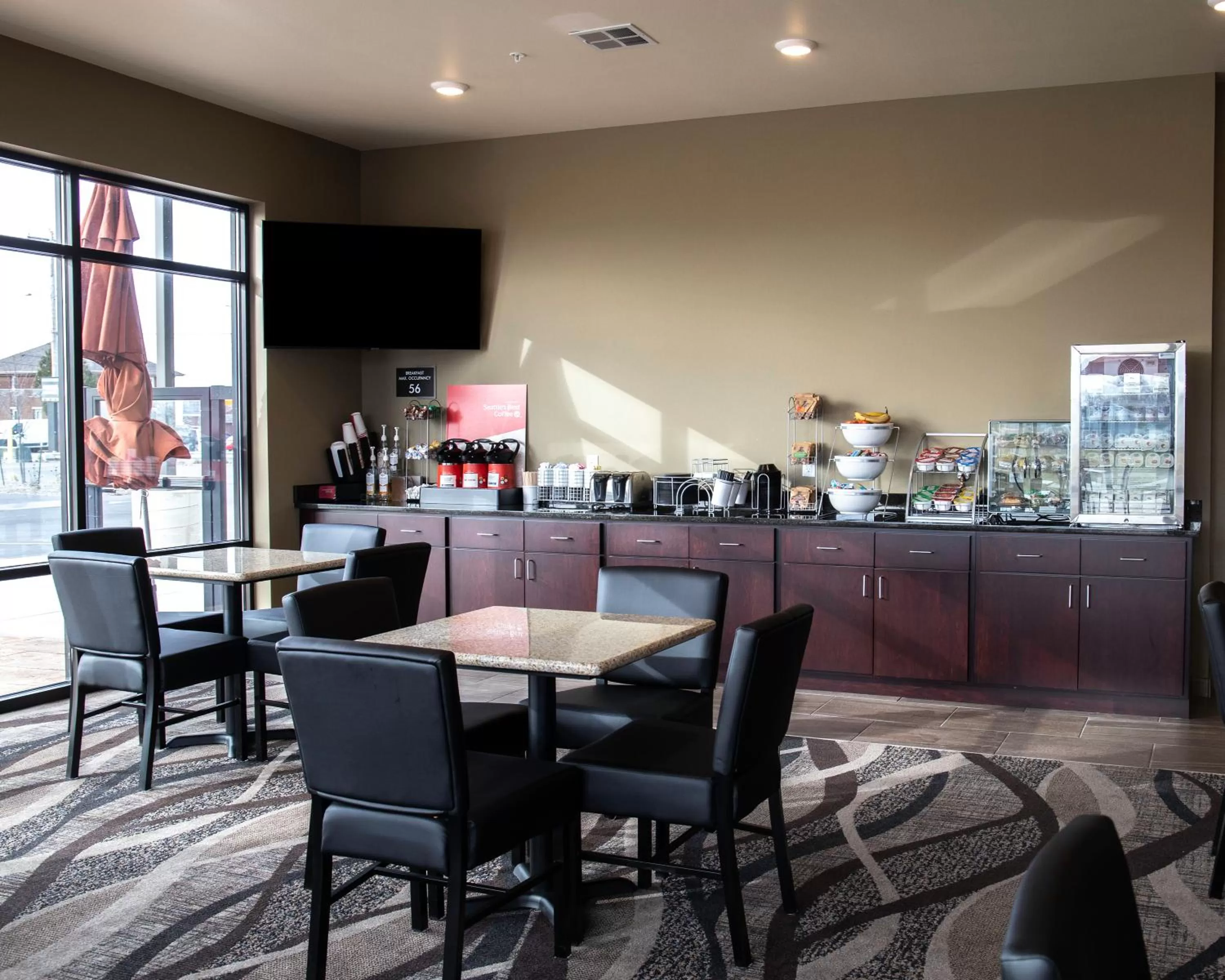 Lounge or bar in Cobblestone Hotel & Suites - Two Rivers