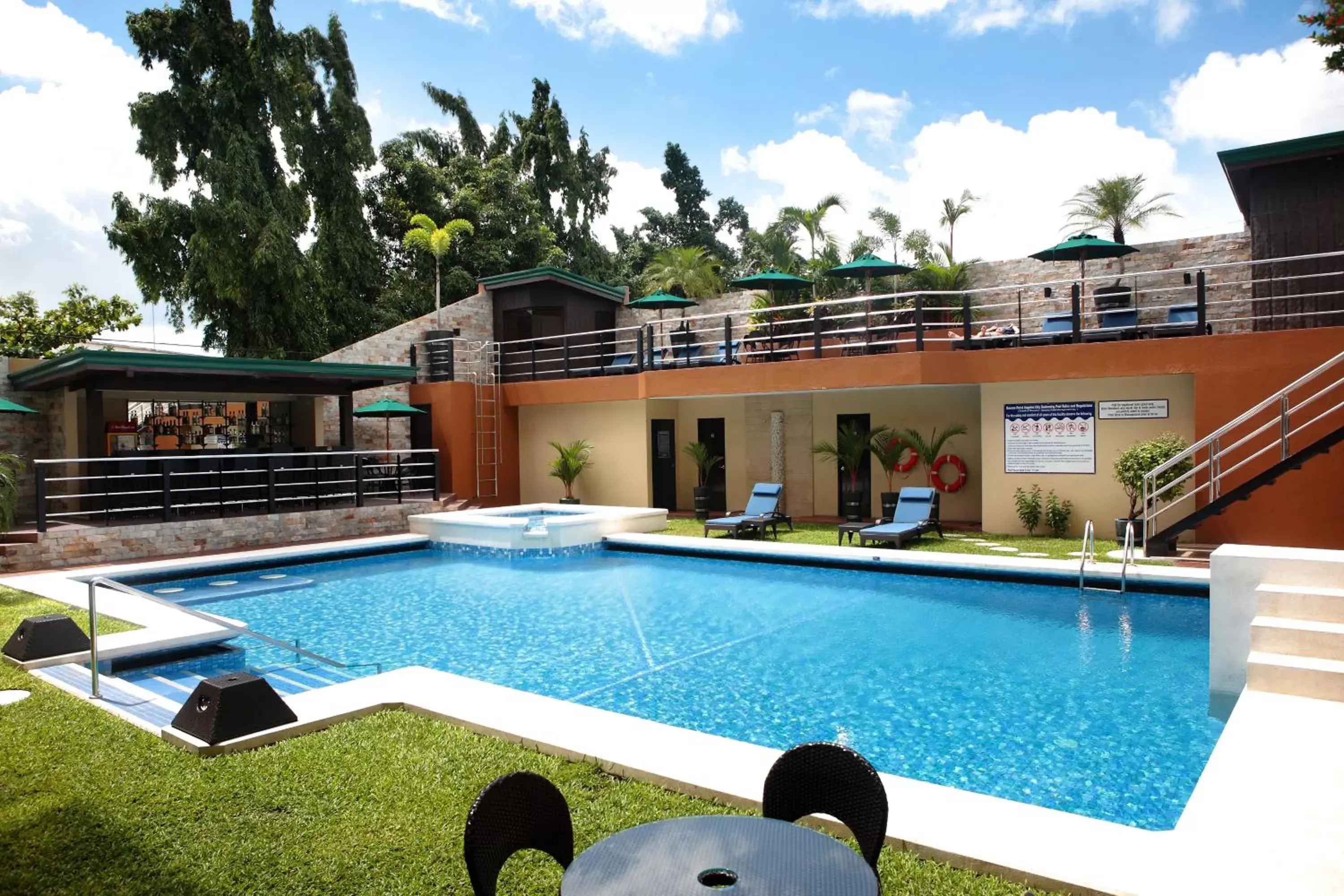 Swimming pool in Queens Hotel Angeles City Swimming pool in Queens Hotel Angeles City