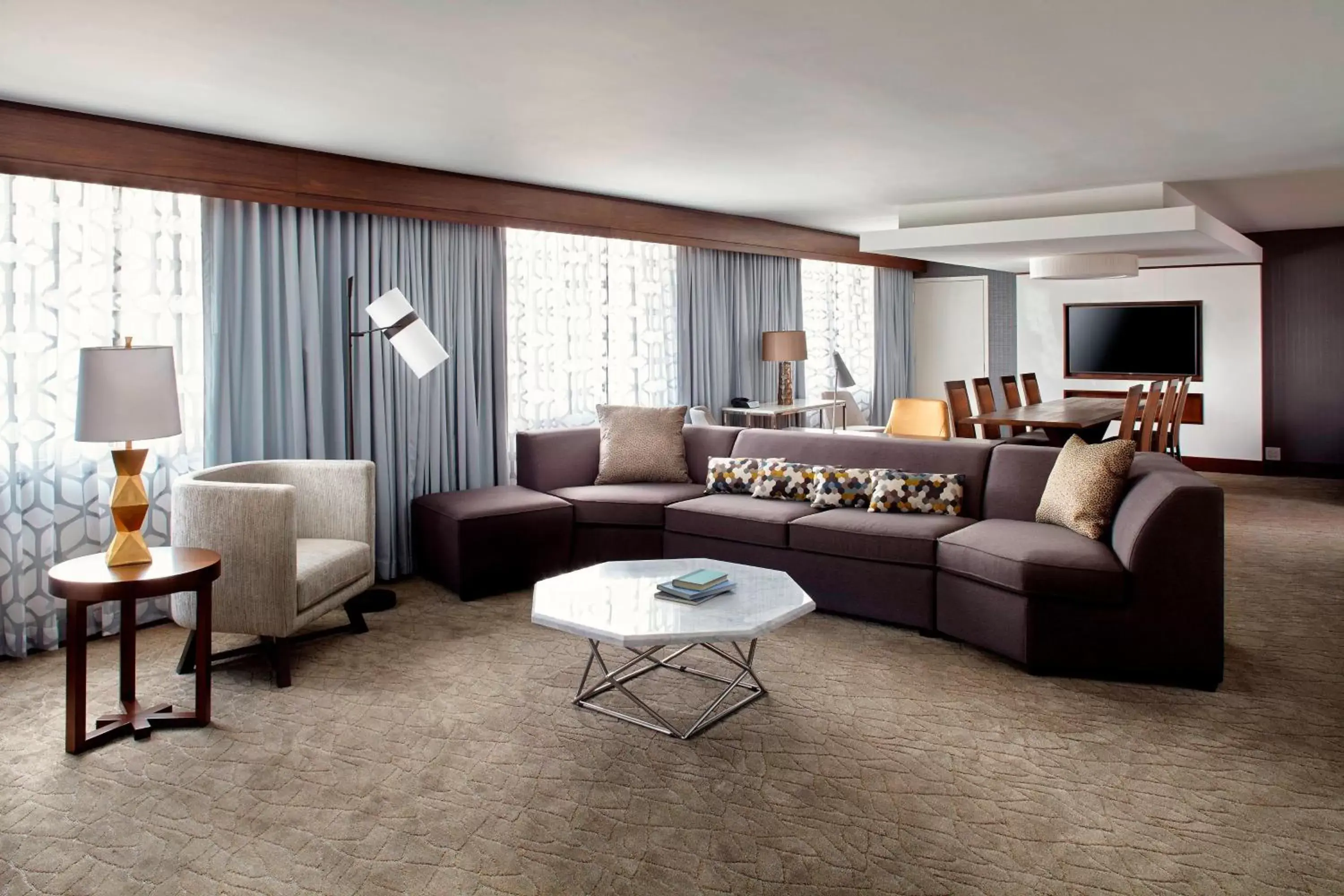 Living room, Seating Area in Raleigh Marriott Crabtree Valley