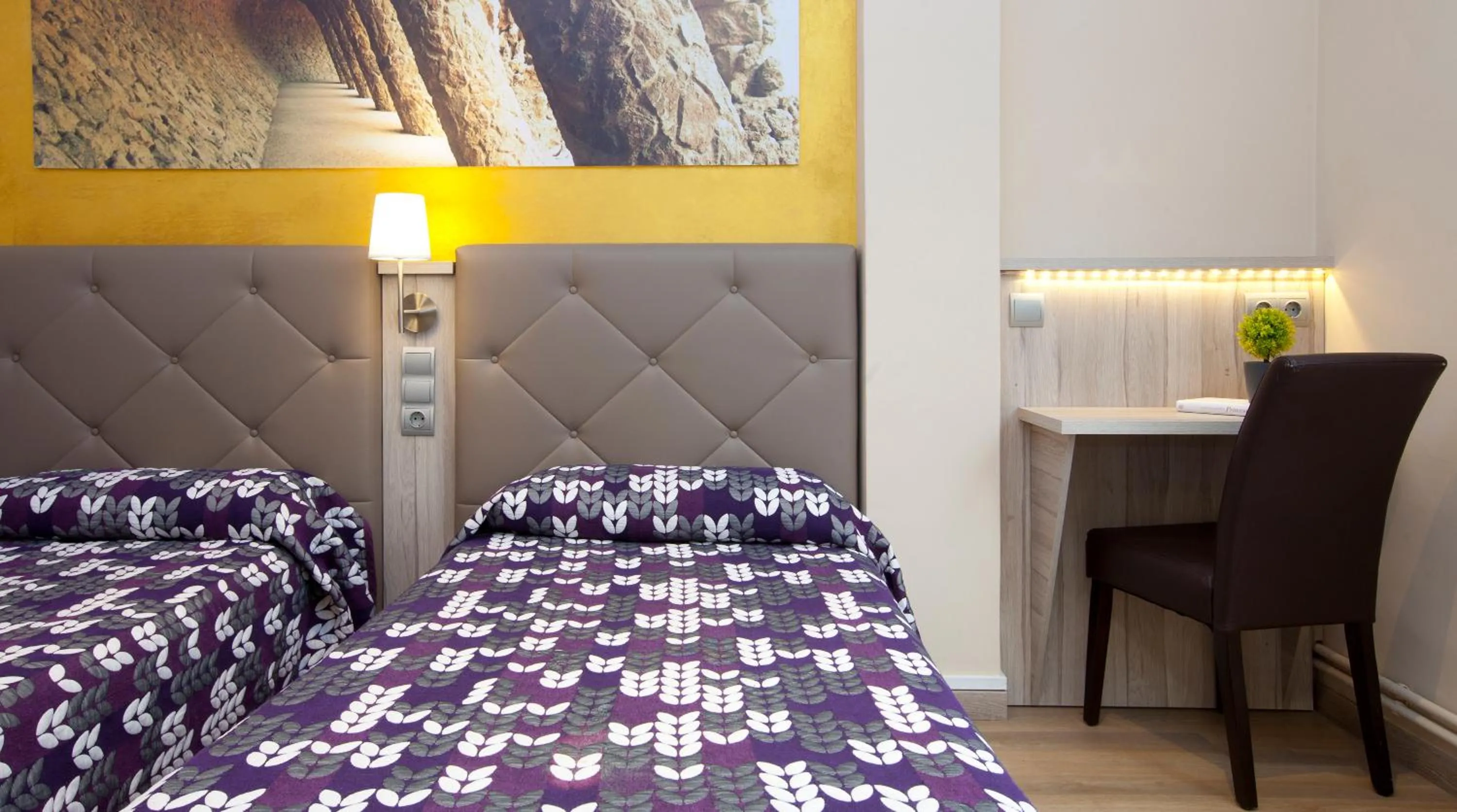 Photo of the whole room, Bed in Hostal Barcelona