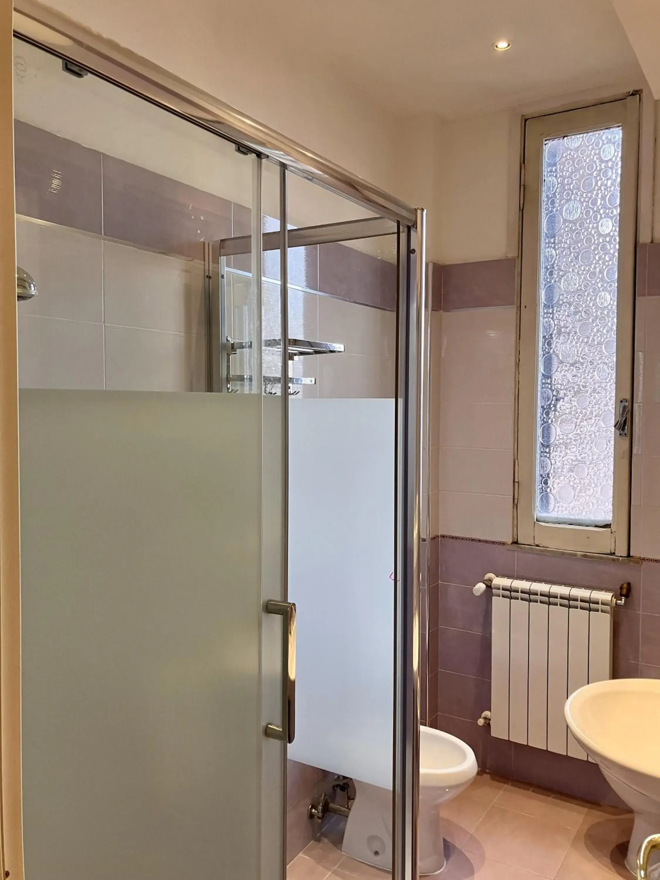 Shower, Bathroom in Hotel Erdarelli