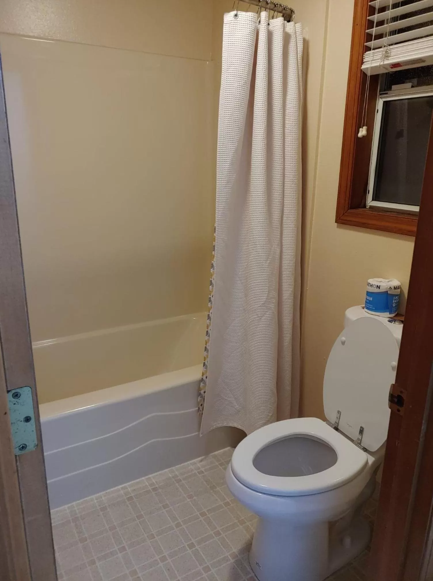 Toilet, Bathroom in Hillcrest Inn