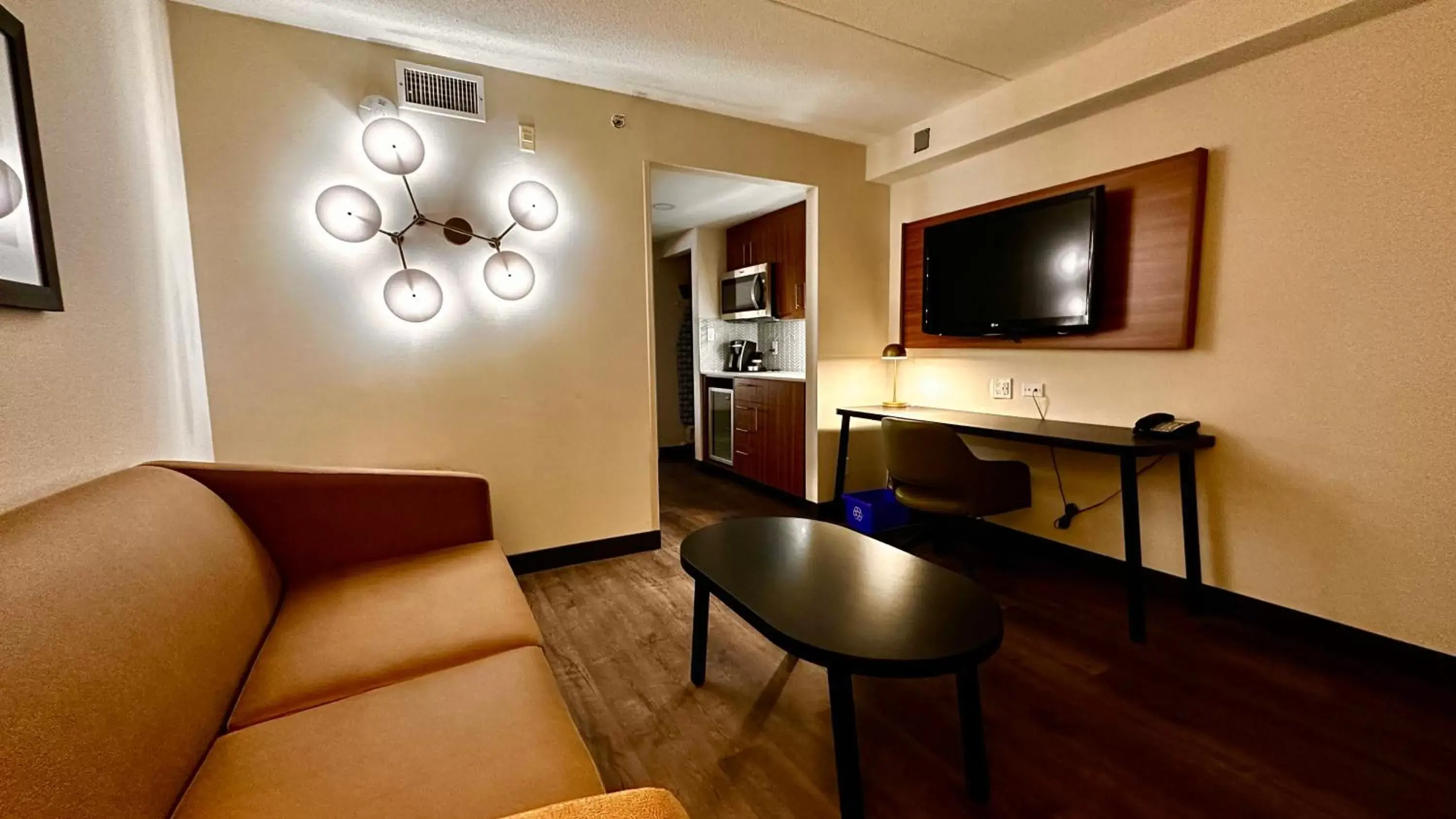 Living room, Seating Area in Newmarket Hotel and Suites