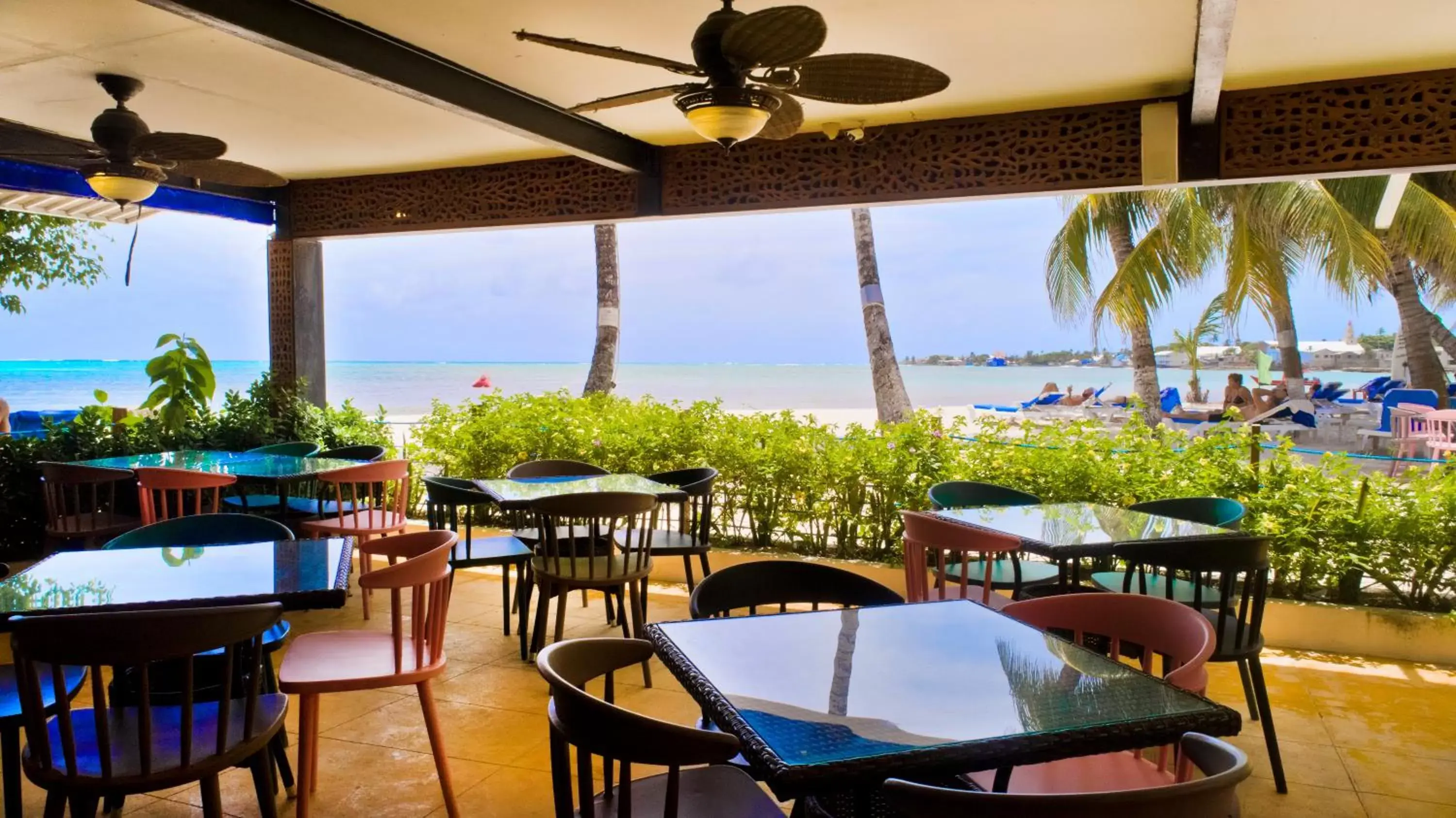 Restaurant/Places to Eat in Hotel Cocoplum Beach