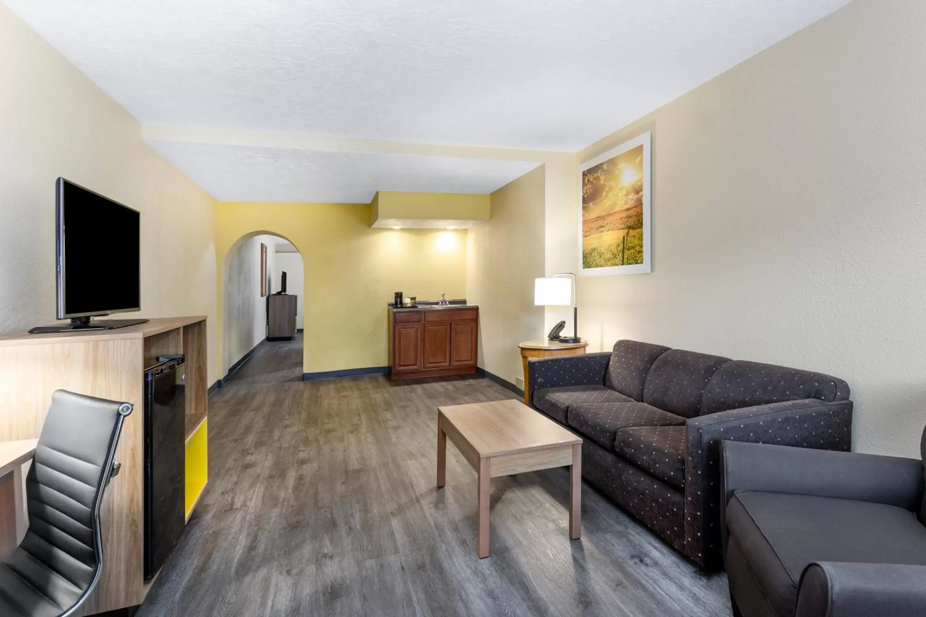 Living room, Seating Area in Days Inn & Suites by Wyndham Clovis