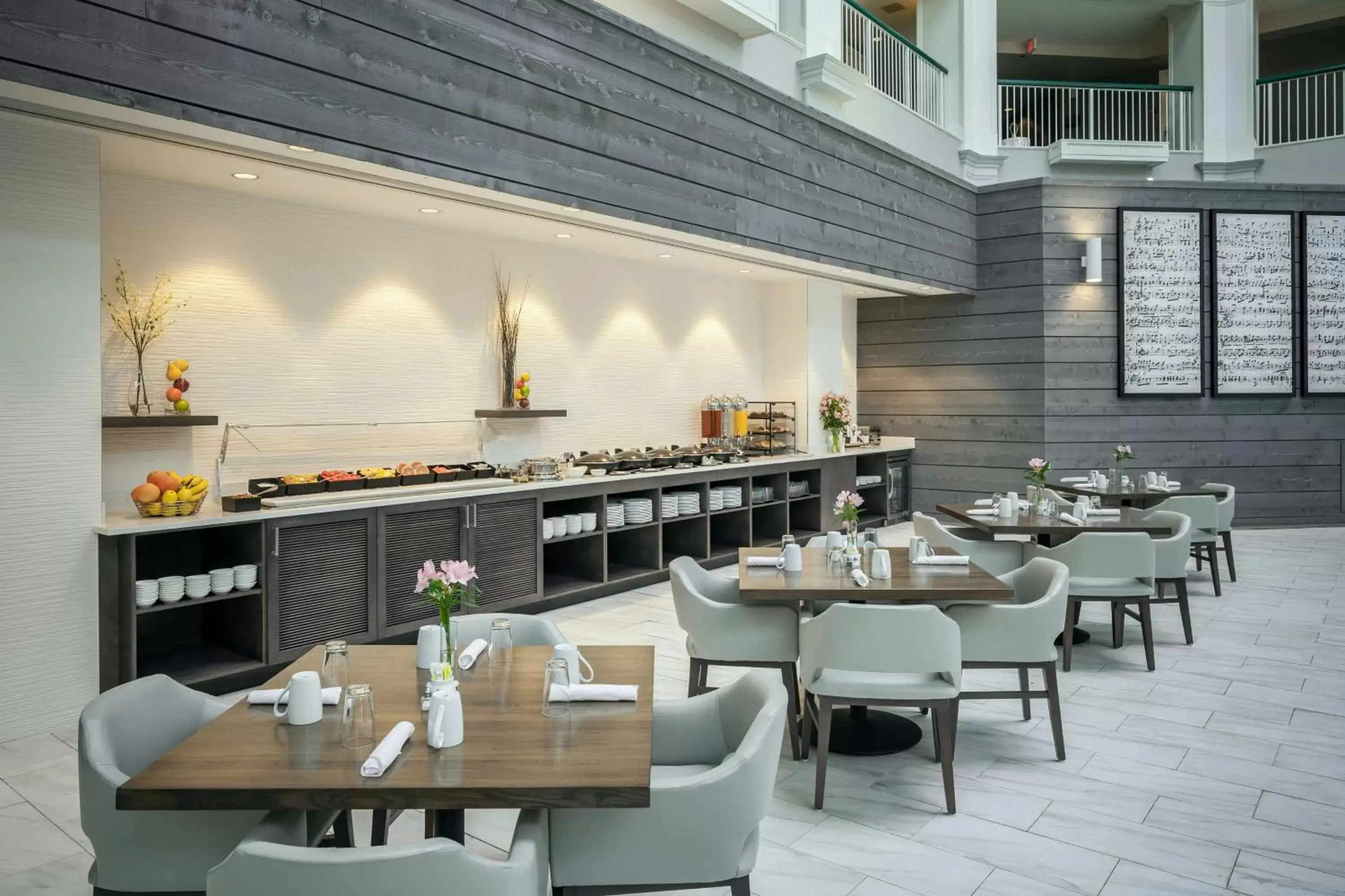 Restaurant/Places to Eat in Hilton Suites Brentwood