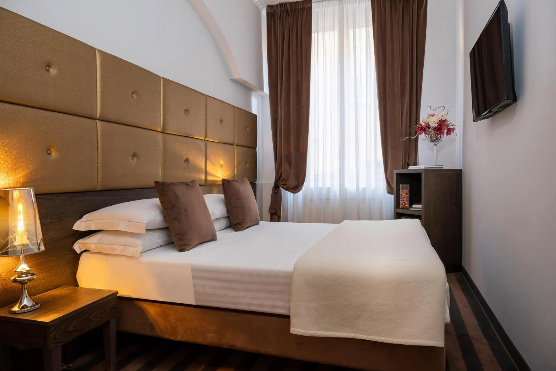 Bedroom, Bed in Albergo Rossini 1936 Small & Charming