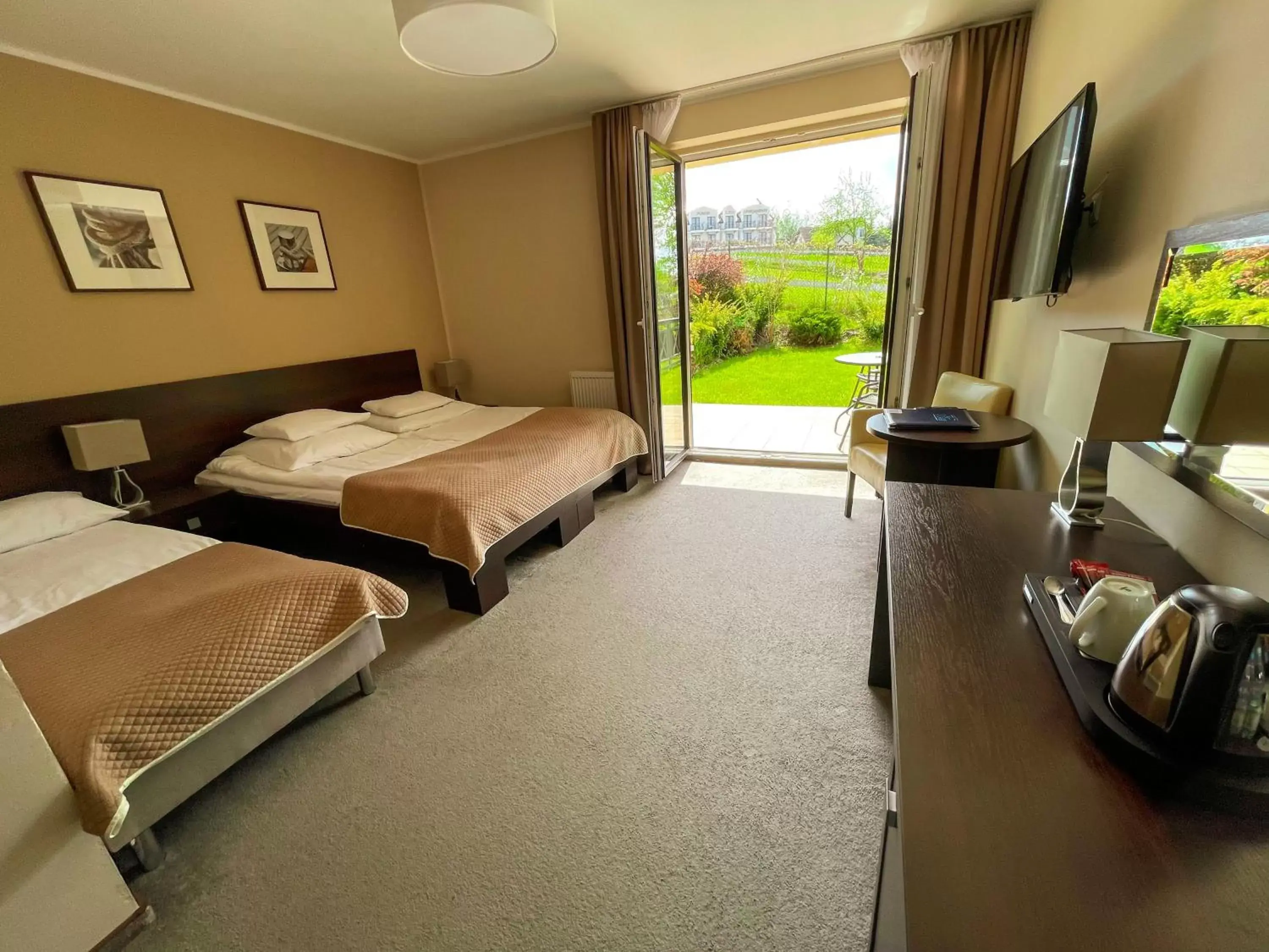 Double or Twin Room with Garden in Hotel Santa Monica Double or Twin Room with Garden in Hotel Santa Monica