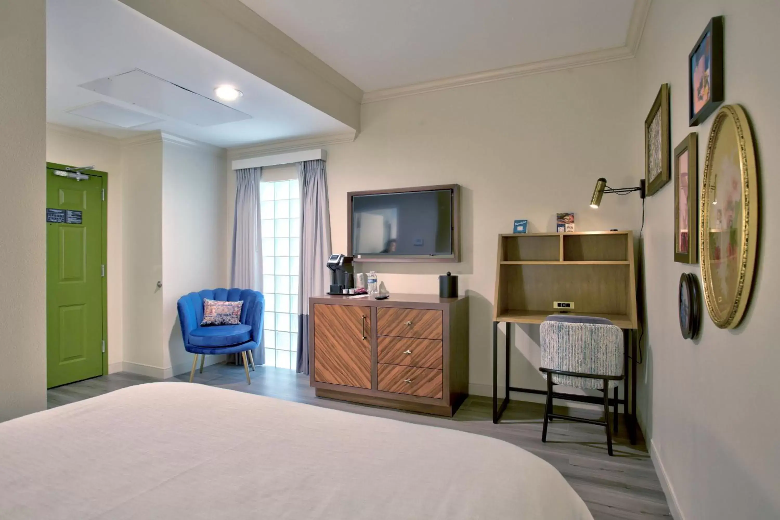 Bed, TV/Entertainment Center in Hotel Indigo New Orleans - French Quarter