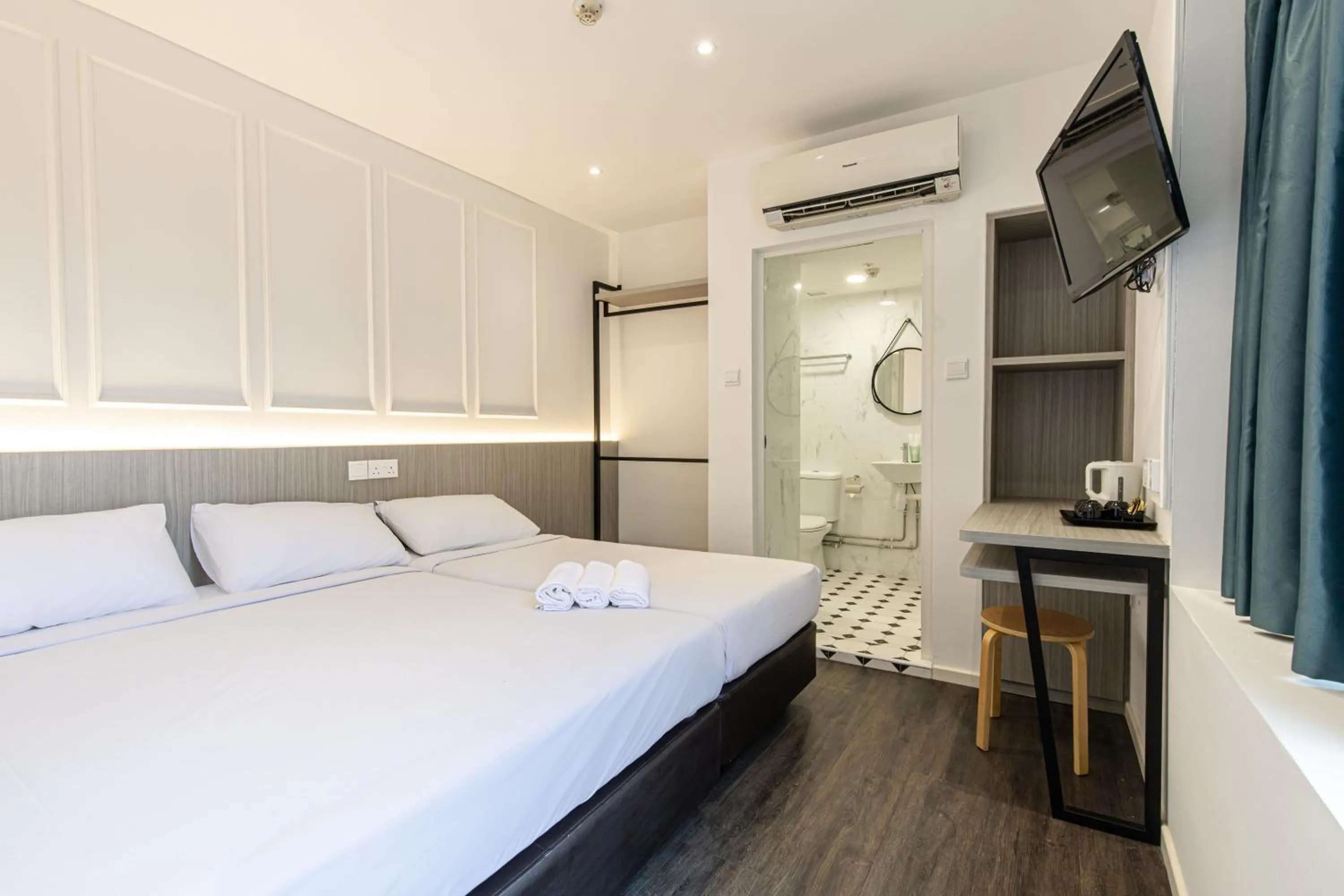 Photo of the whole room in Philip Hotel