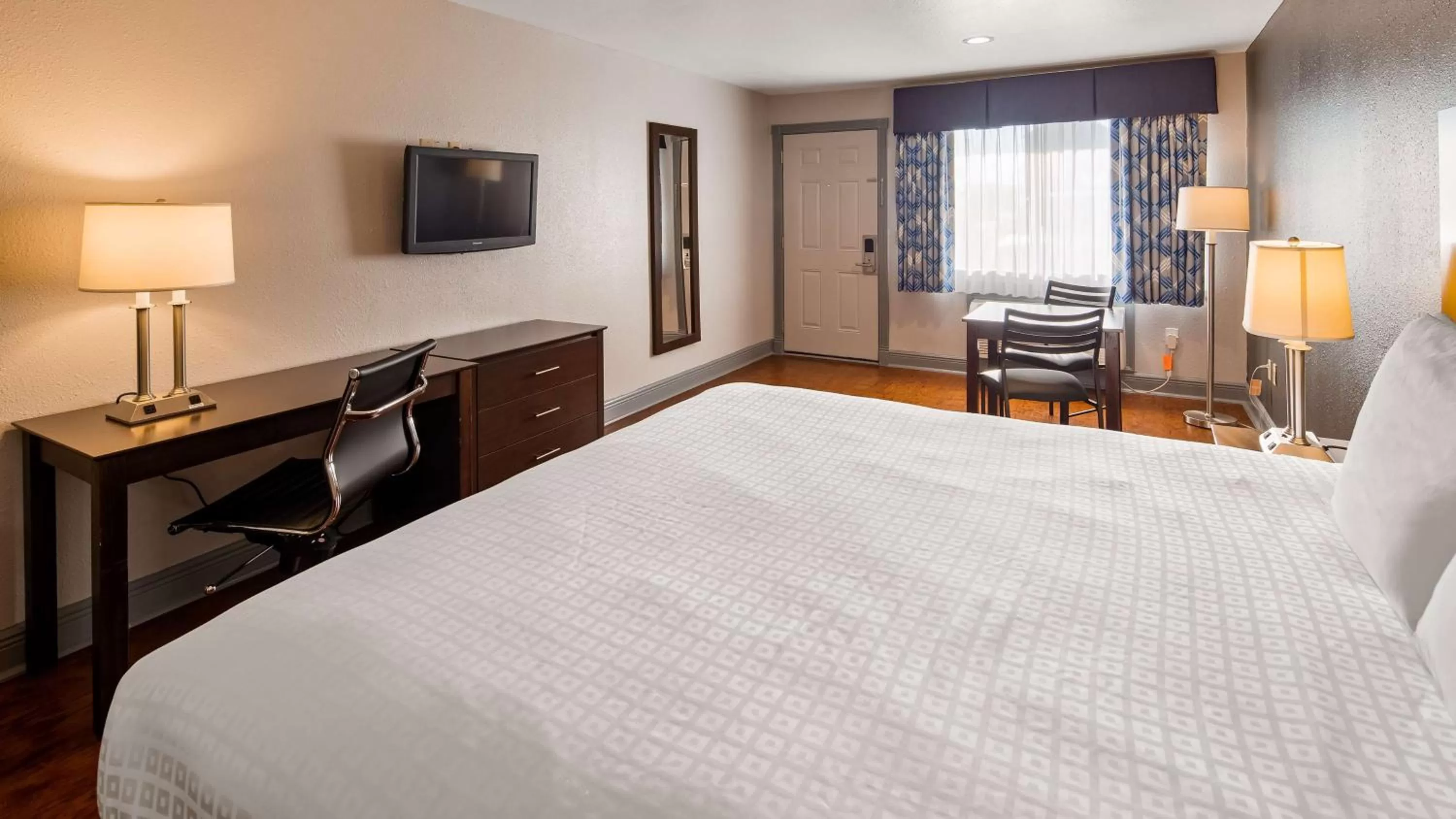 Photo of the whole room, Bed in SureStay Plus Hotel by Best Western Hammond