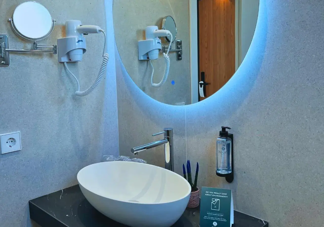 Bathroom in Alfons Hotel