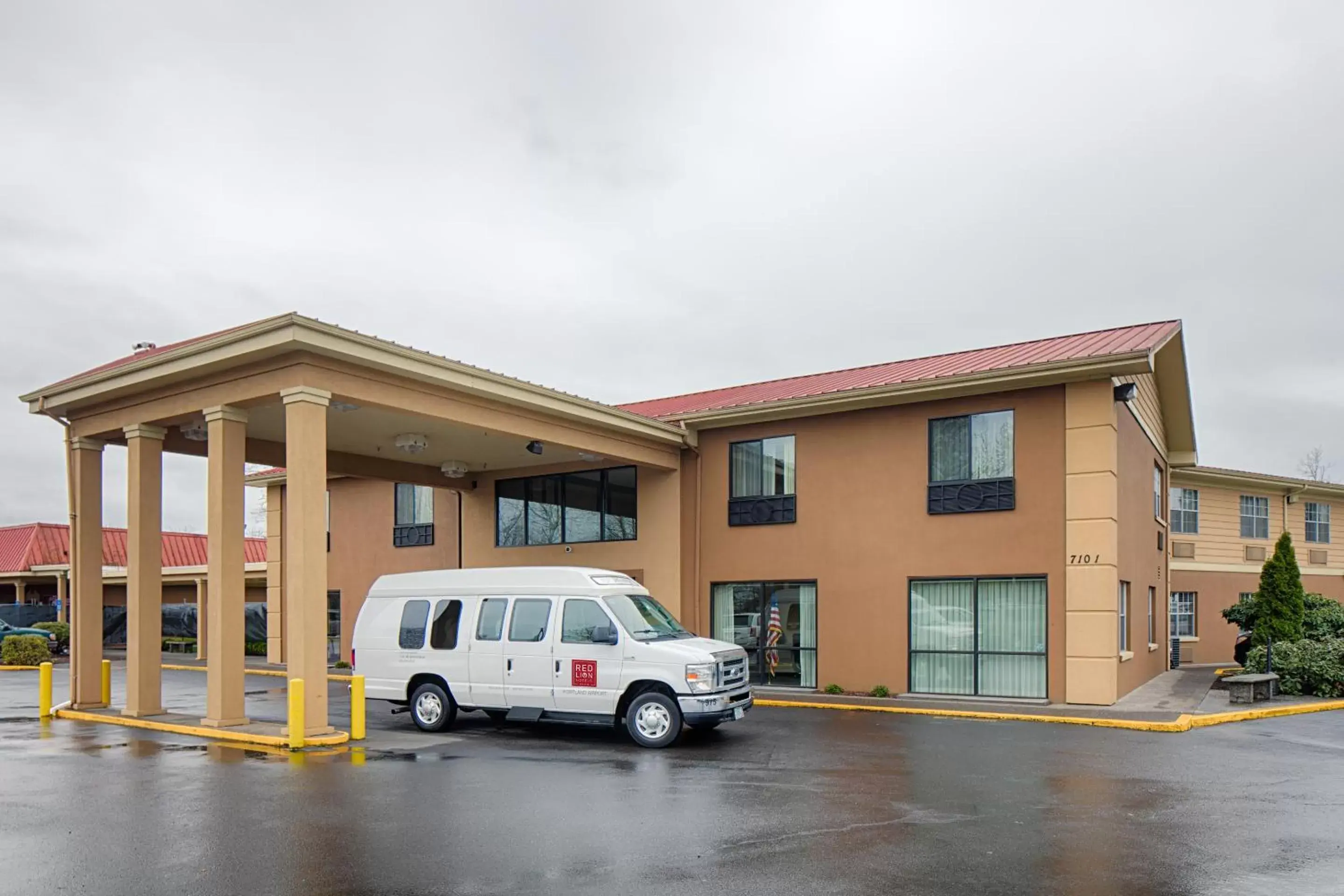 Property Building in Red Lion Hotel Portland Airport