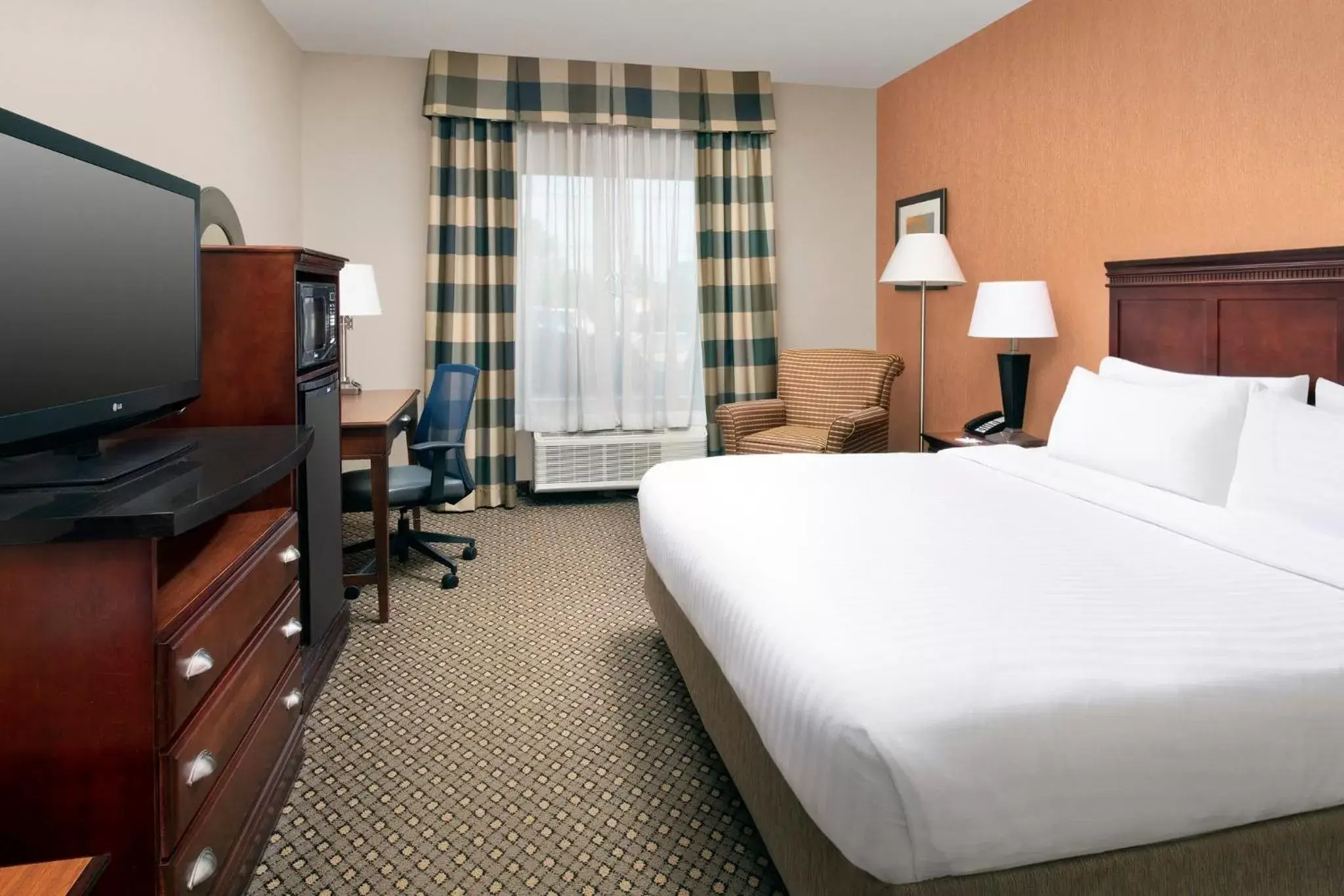 Photo of the whole room, Bed in Holiday Inn Express & Suites by IHG Chambersburg, an IHG Hotel