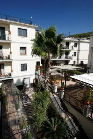 Balcony/Terrace, Property Building in Hotel Villa Luisa