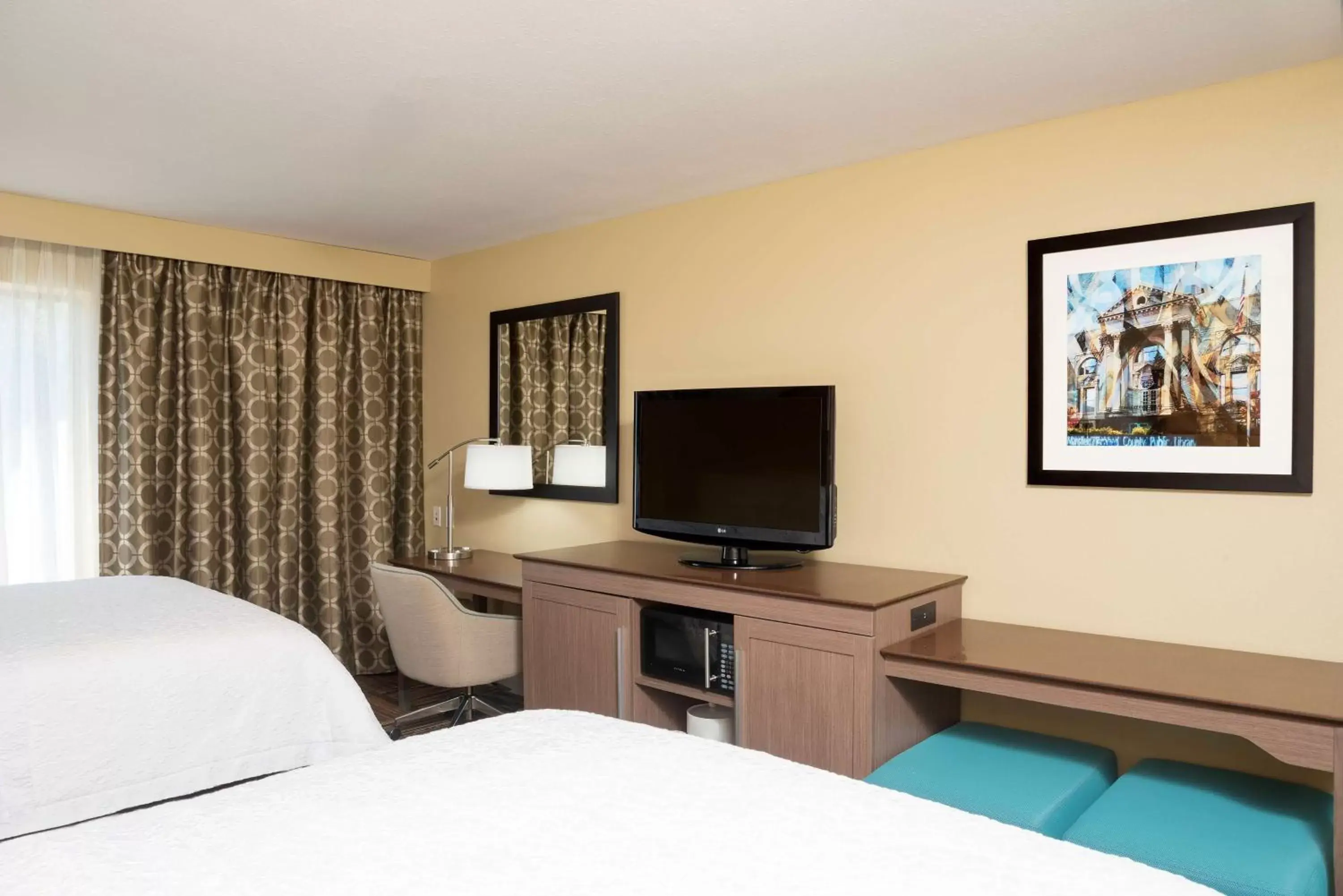Bedroom, TV/Entertainment Center in Hampton Inn & Suites Mansfield South @ I 71