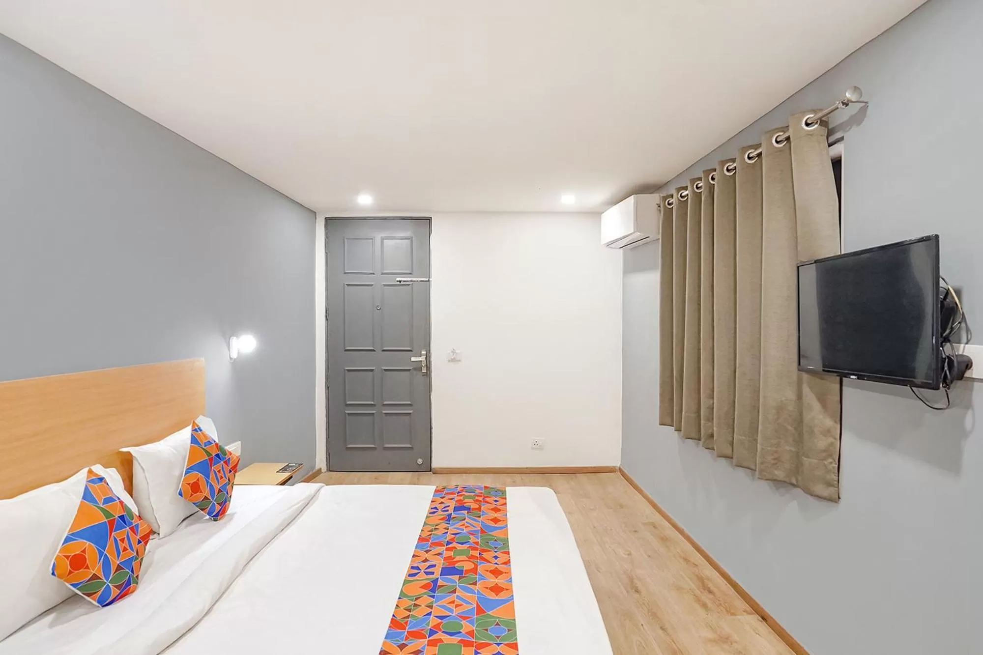 Communal lounge/ TV room, TV/Entertainment Center in FabHotel F9 Sector 121