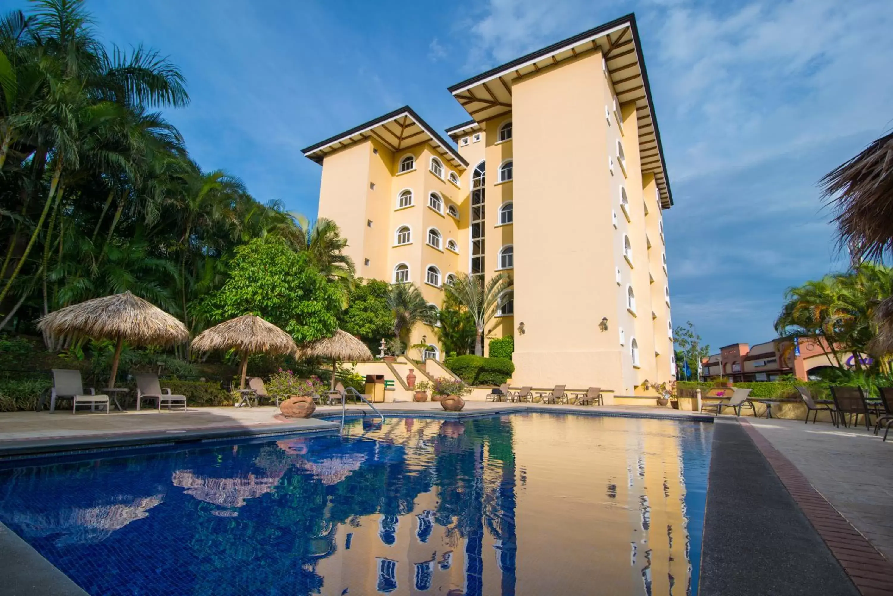 Swimming pool, Property Building in Apartotel & Suites Villas del Rio