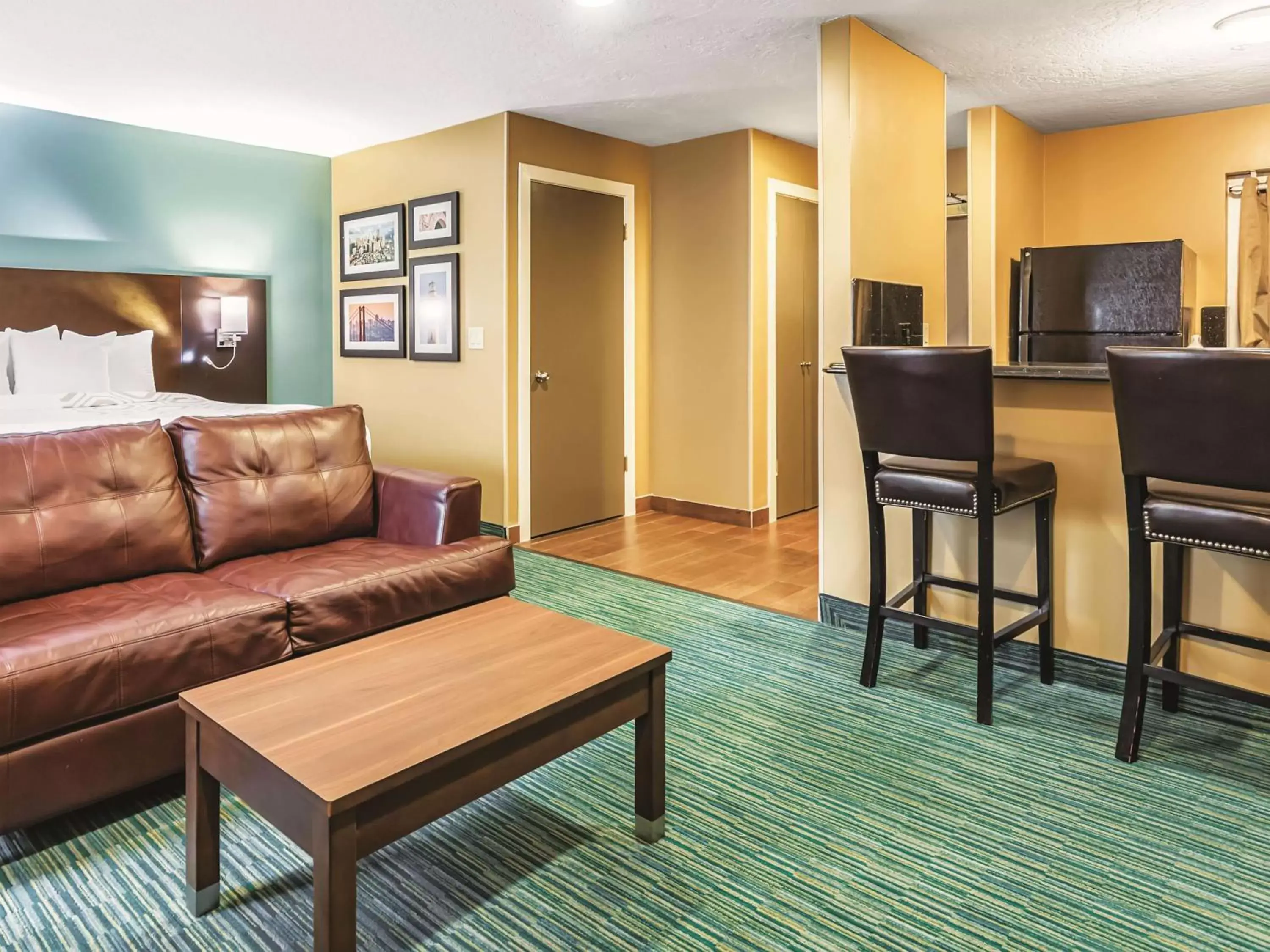 Photo of the whole room, Seating Area in La Quinta by Wyndham San Francisco Airport West