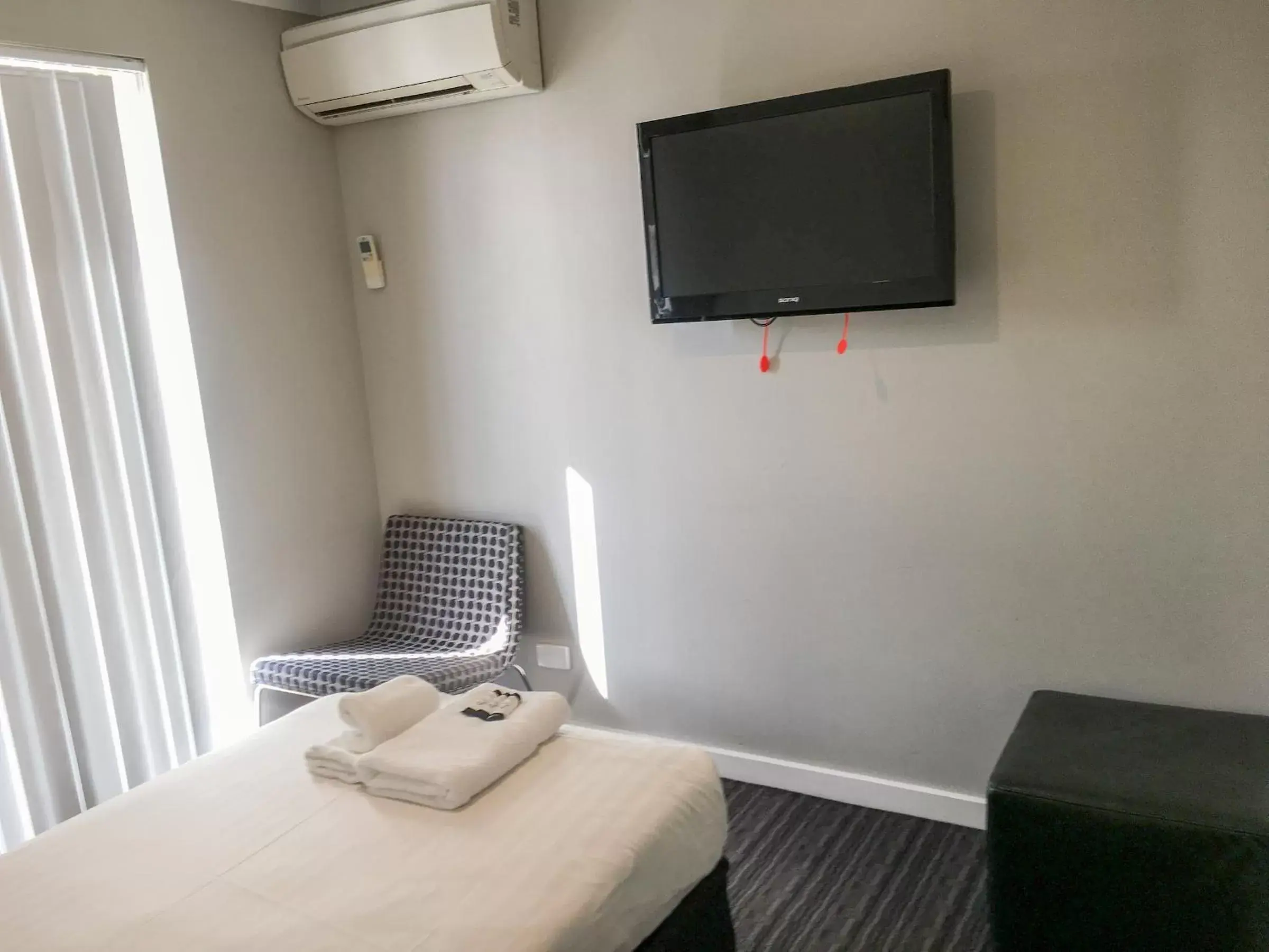 Bedroom, TV/Entertainment Center in The Premier Hotel Broadmeadow