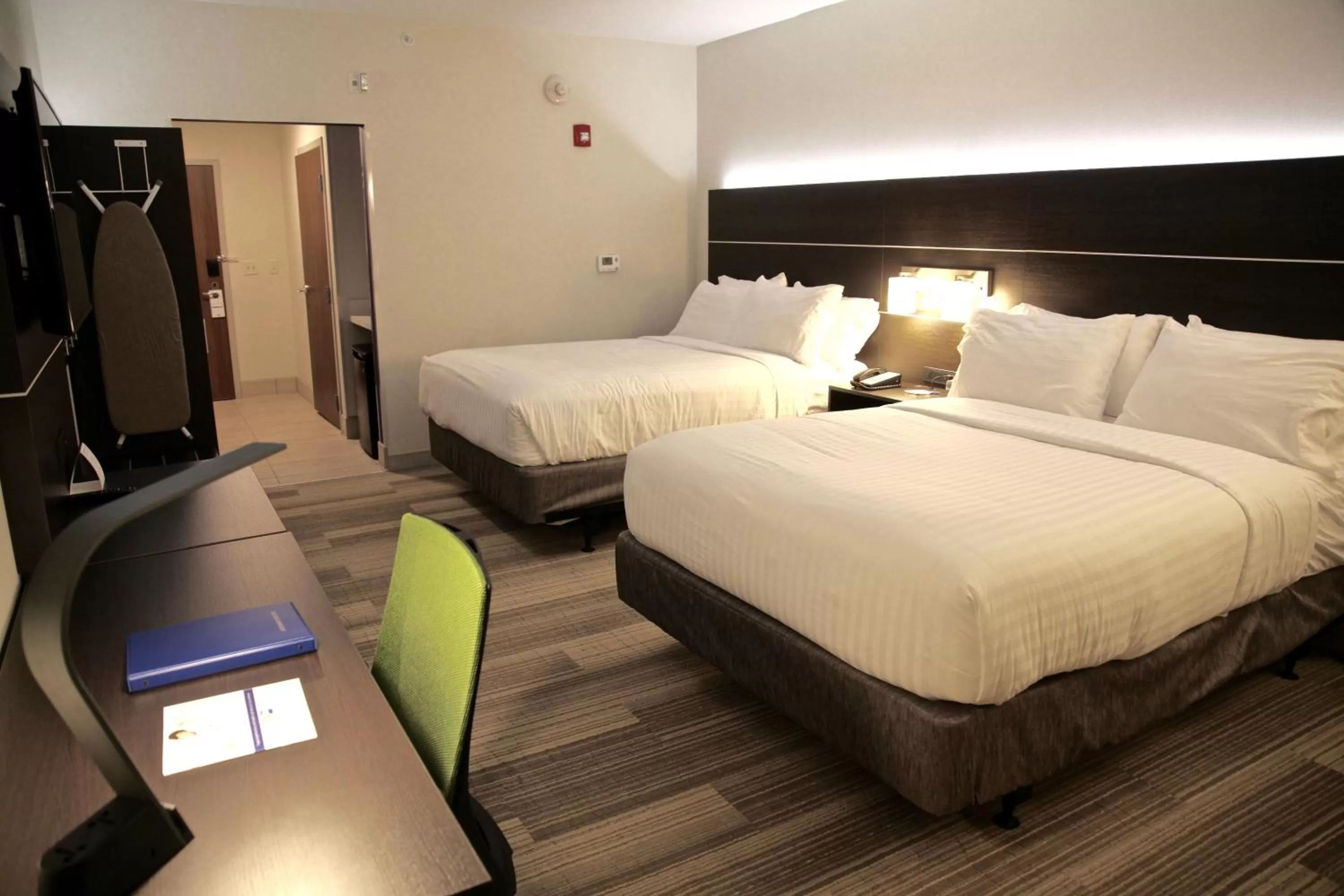Photo of the whole room, Bed in Holiday Inn Express & Suites Oswego by IHG