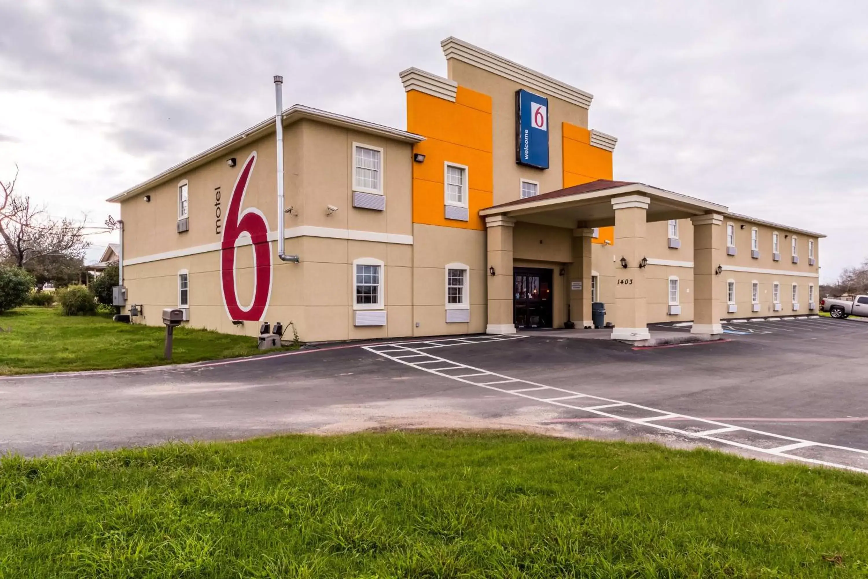 Property building in Motel 6-Jourdanton, TX Property building in Motel 6-Jourdanton, TX