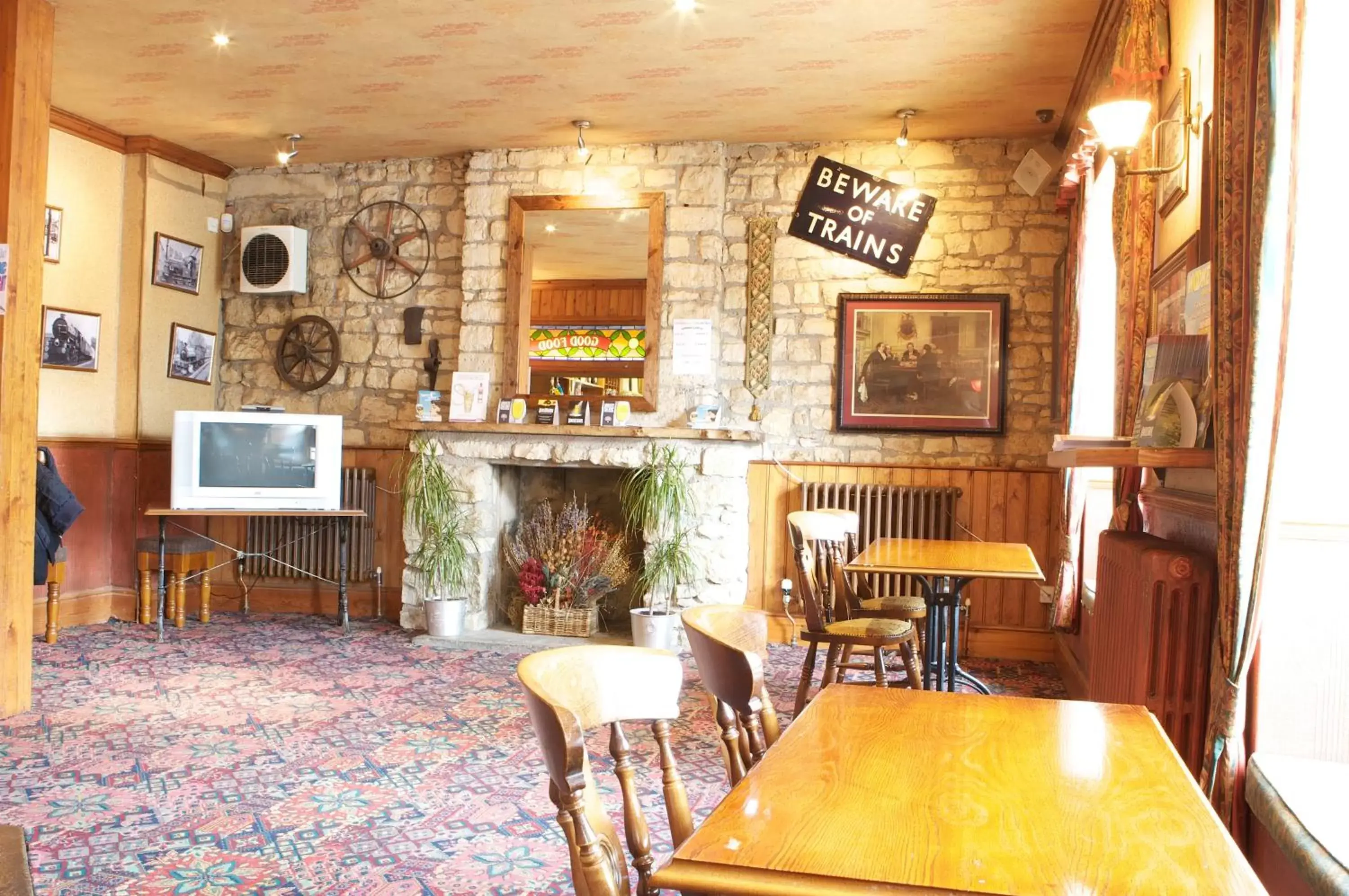 Lounge or bar, Restaurant/Places to Eat in Radstock Hotel near Bath