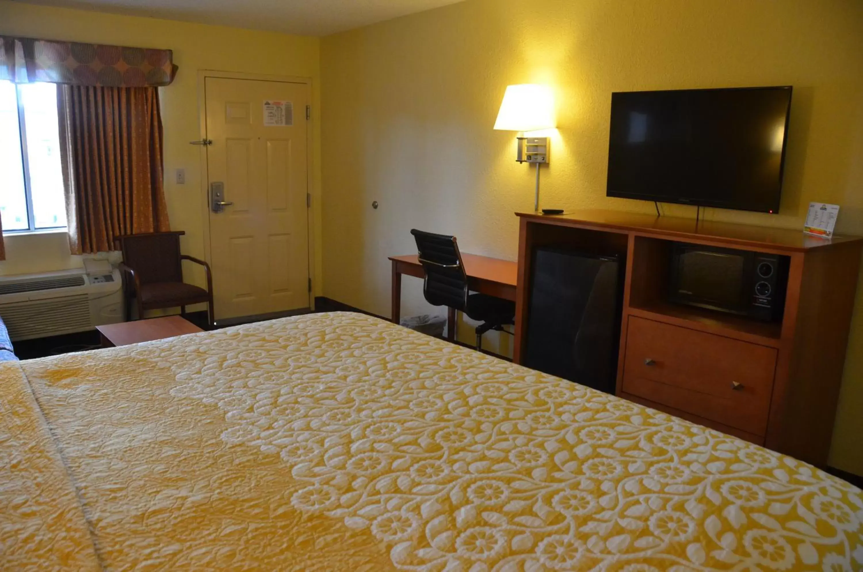 Bedroom, TV/Entertainment Center in Days Inn by Wyndham Airport Nashville East