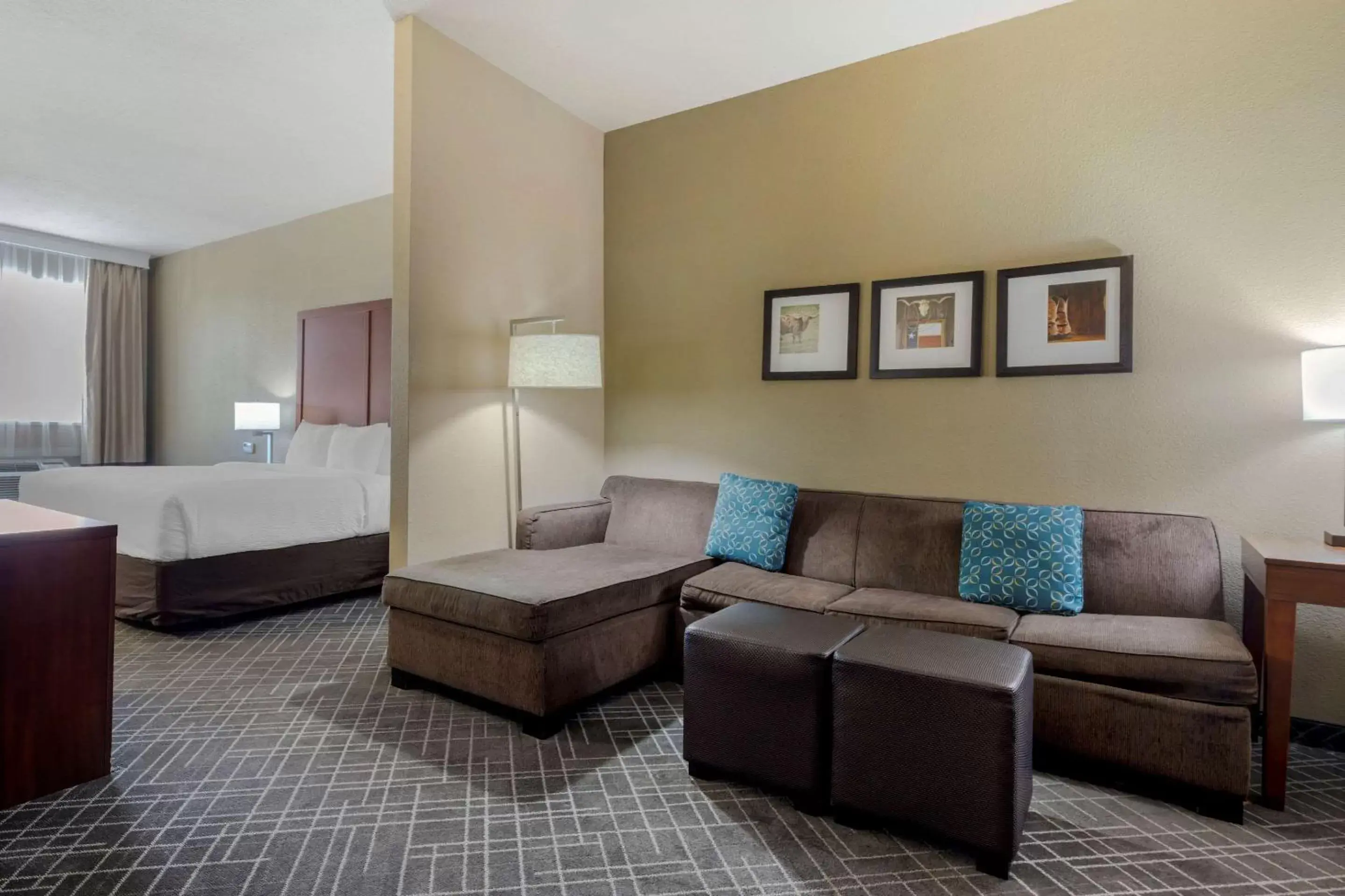 Bedroom, Seating Area in Comfort Suites Waco North - Near University Area