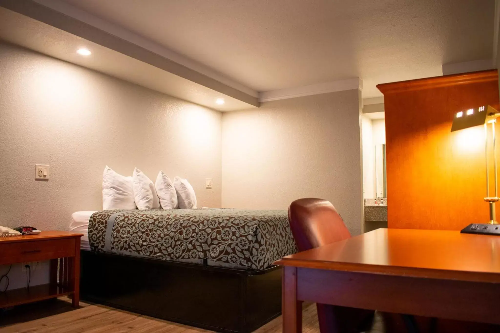 Bedroom, Bed in Days Inn by Wyndham Hillsboro TX