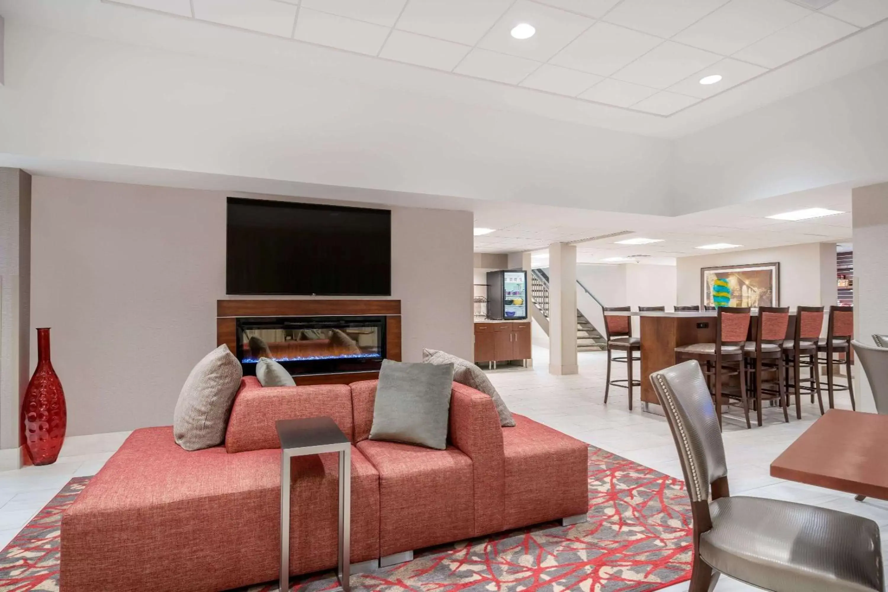 Seating Area in Ramada by Wyndham Minneapolis Golden Valley