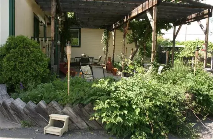 Patio in Dreamcatcher Bed and Breakfast