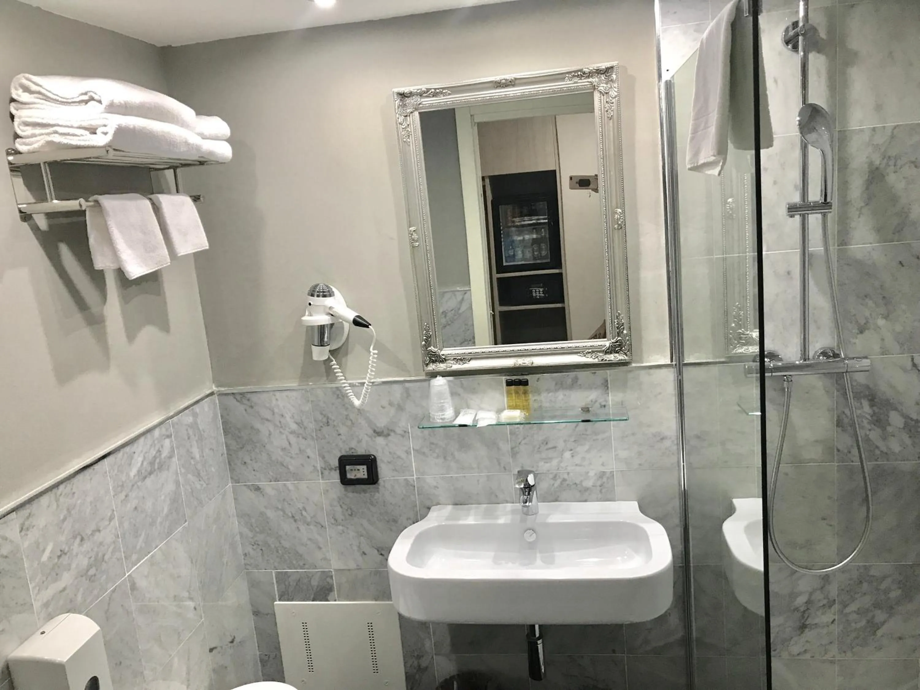 Bathroom in Canova Hotel