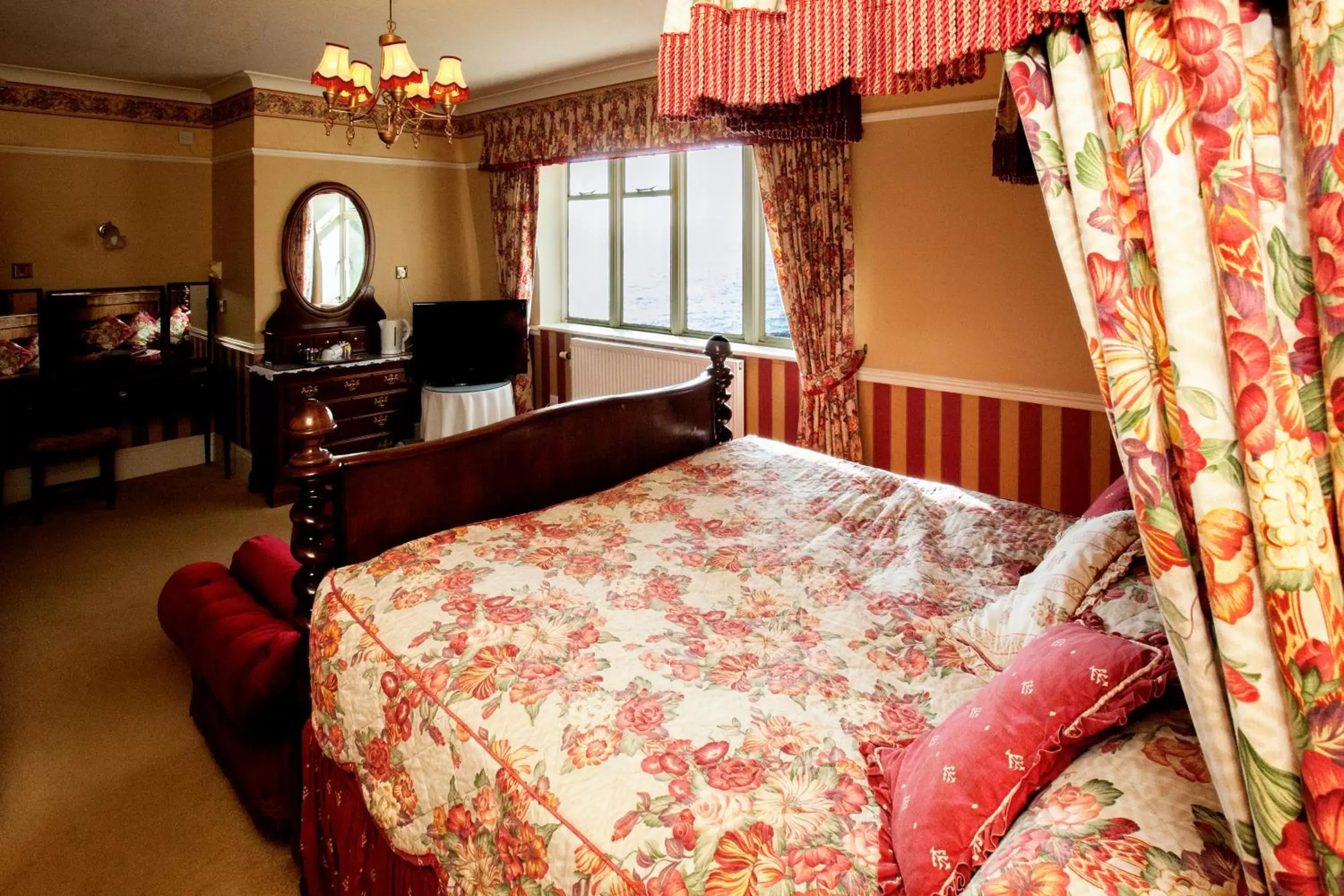 Bed in Livermead House Hotel