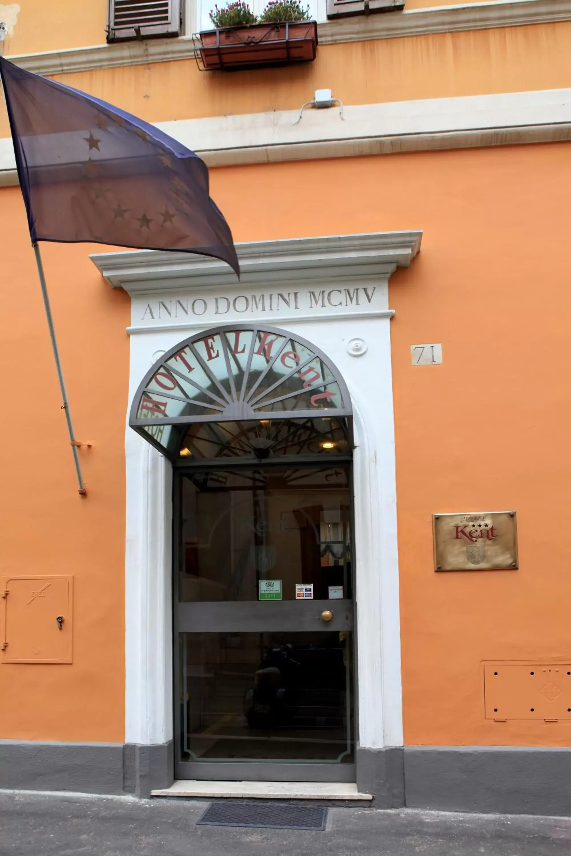 Facade/entrance in Hotel Kent Facade/entrance in Hotel Kent