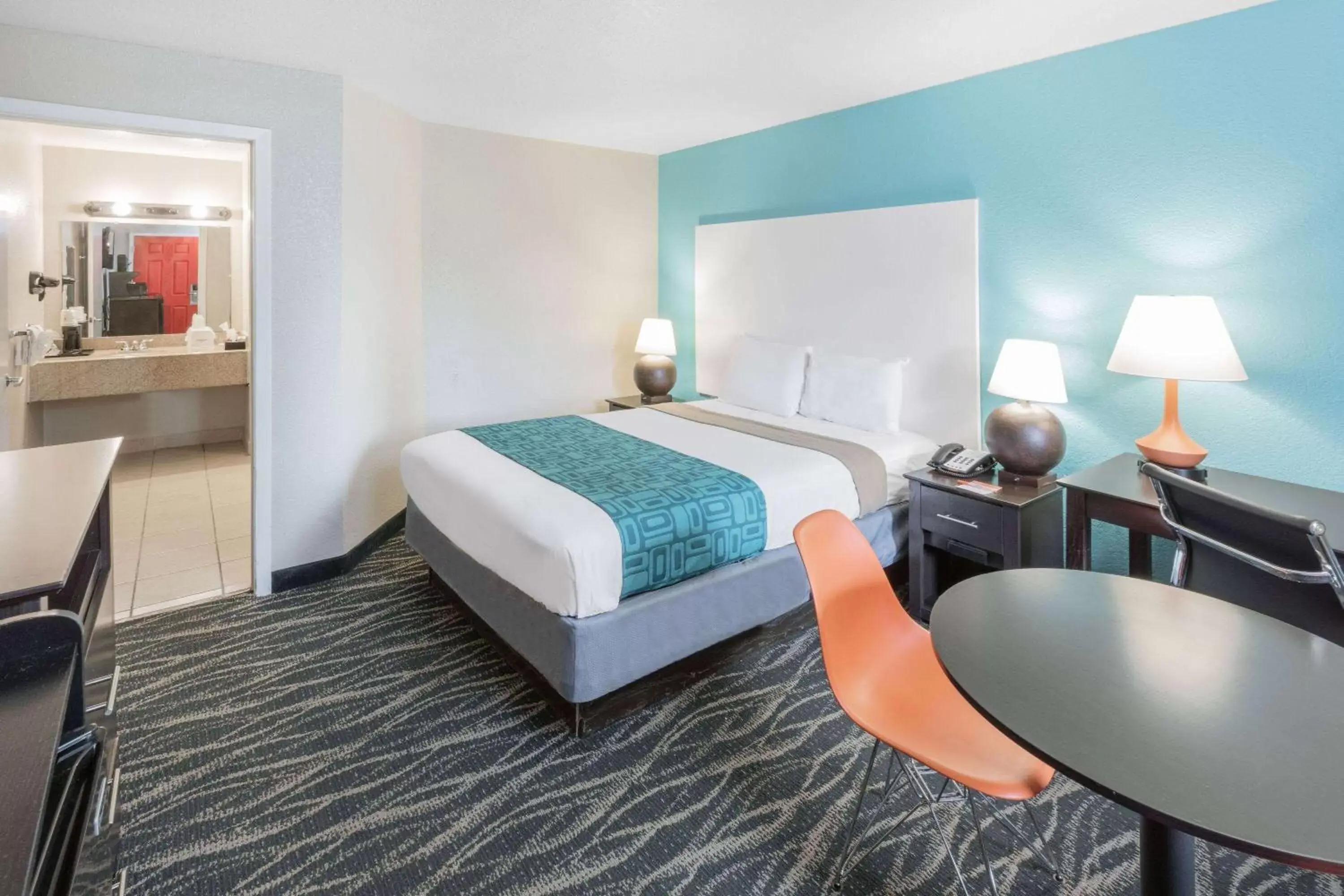 Photo of the whole room, Bed in Howard Johnson by Wyndham Houston Hobby
