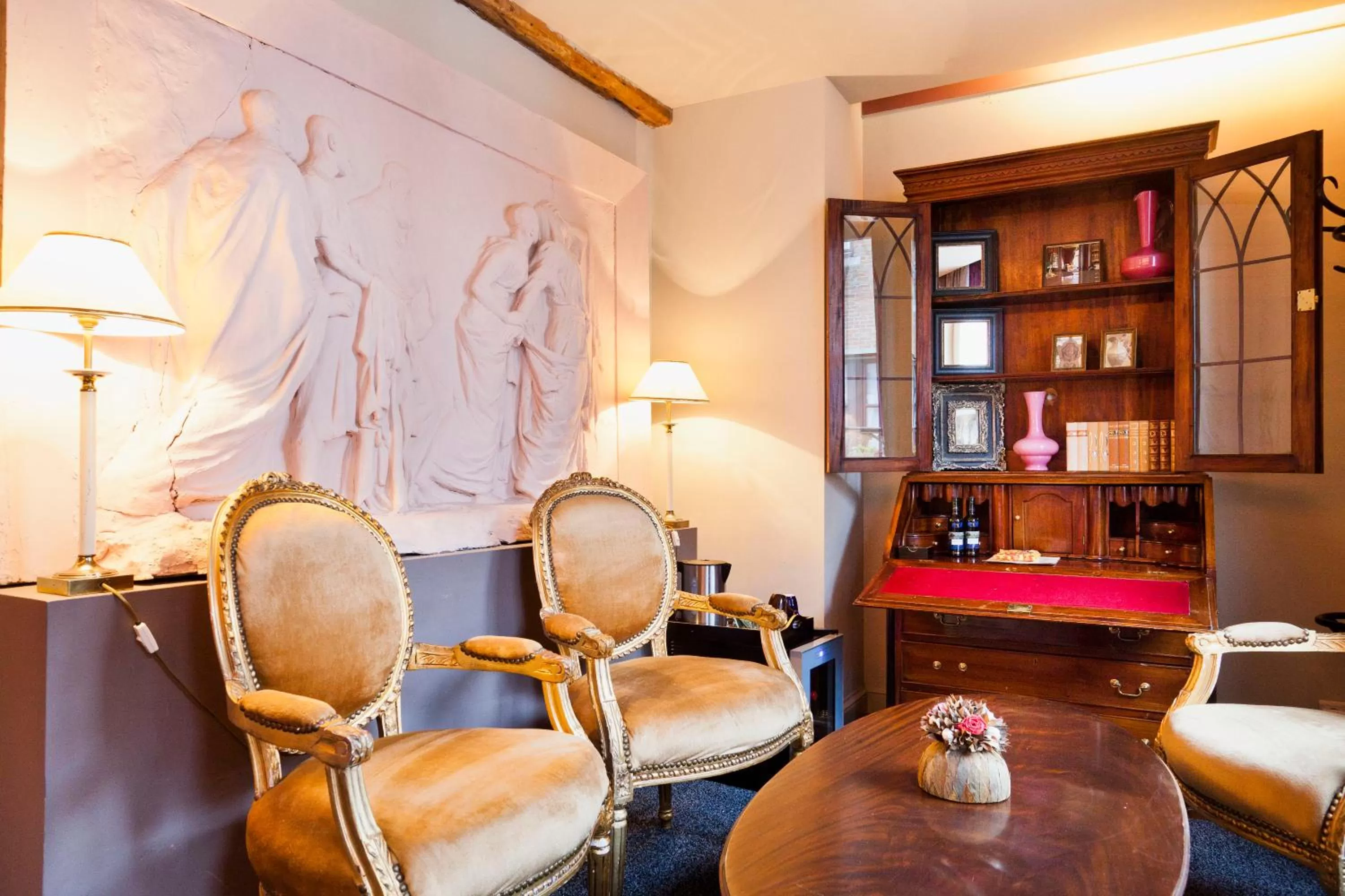 Seating area in Hotel Diamonds and Pearls