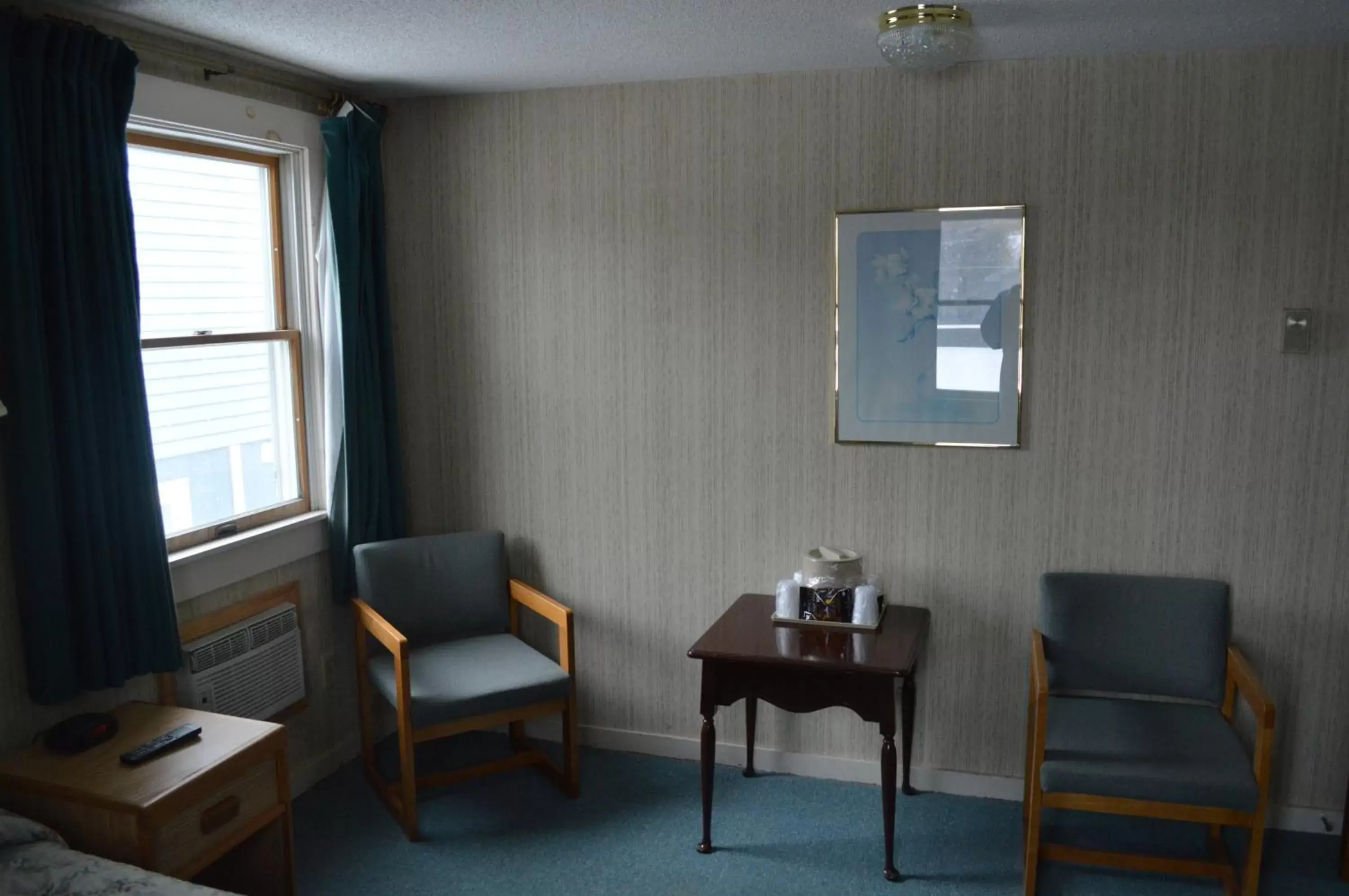 Bedroom, Seating Area in Maple Leaf Inn Lake Placid