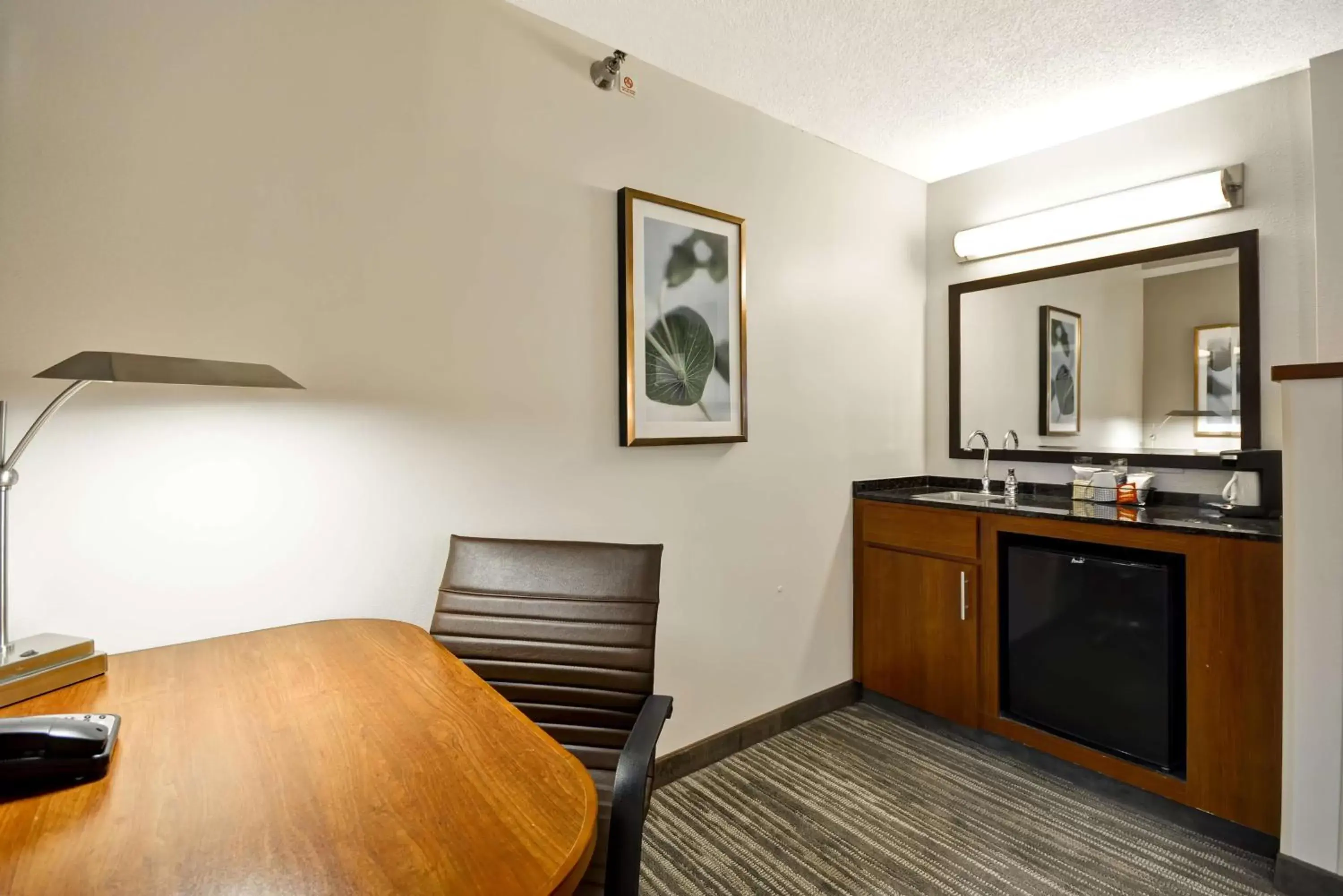 Photo of the whole room, Kitchen/Kitchenette in Hyatt Place Kansas City/Overland Park/Metcalf