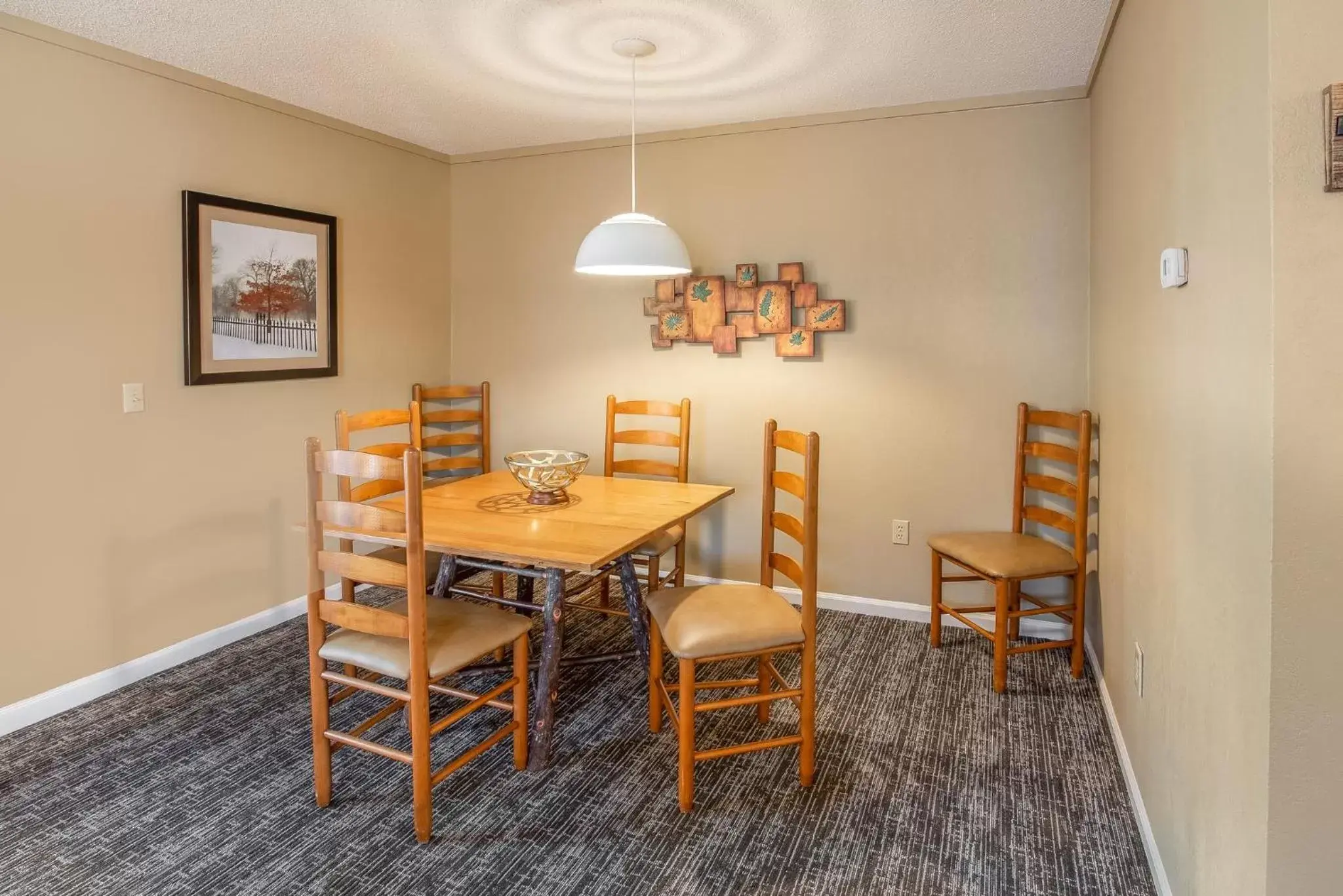 Photo of the whole room, Dining Area in Holiday Inn Club Vacations Oak n Spruce Resort in the Berkshires an IHG Hotel