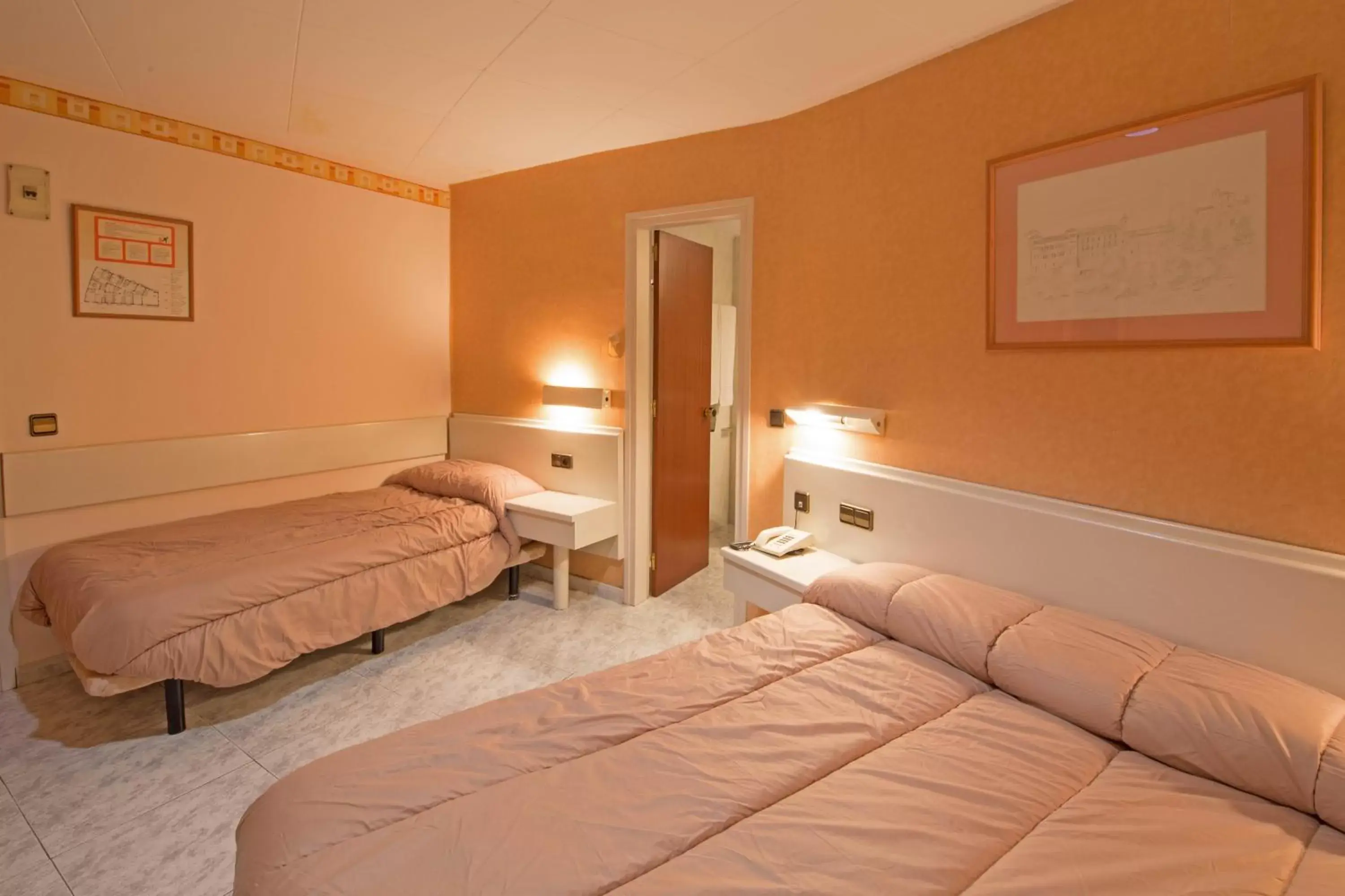 Standard Triple Room in Hotel Avenida Standard Triple Room in Hotel Avenida