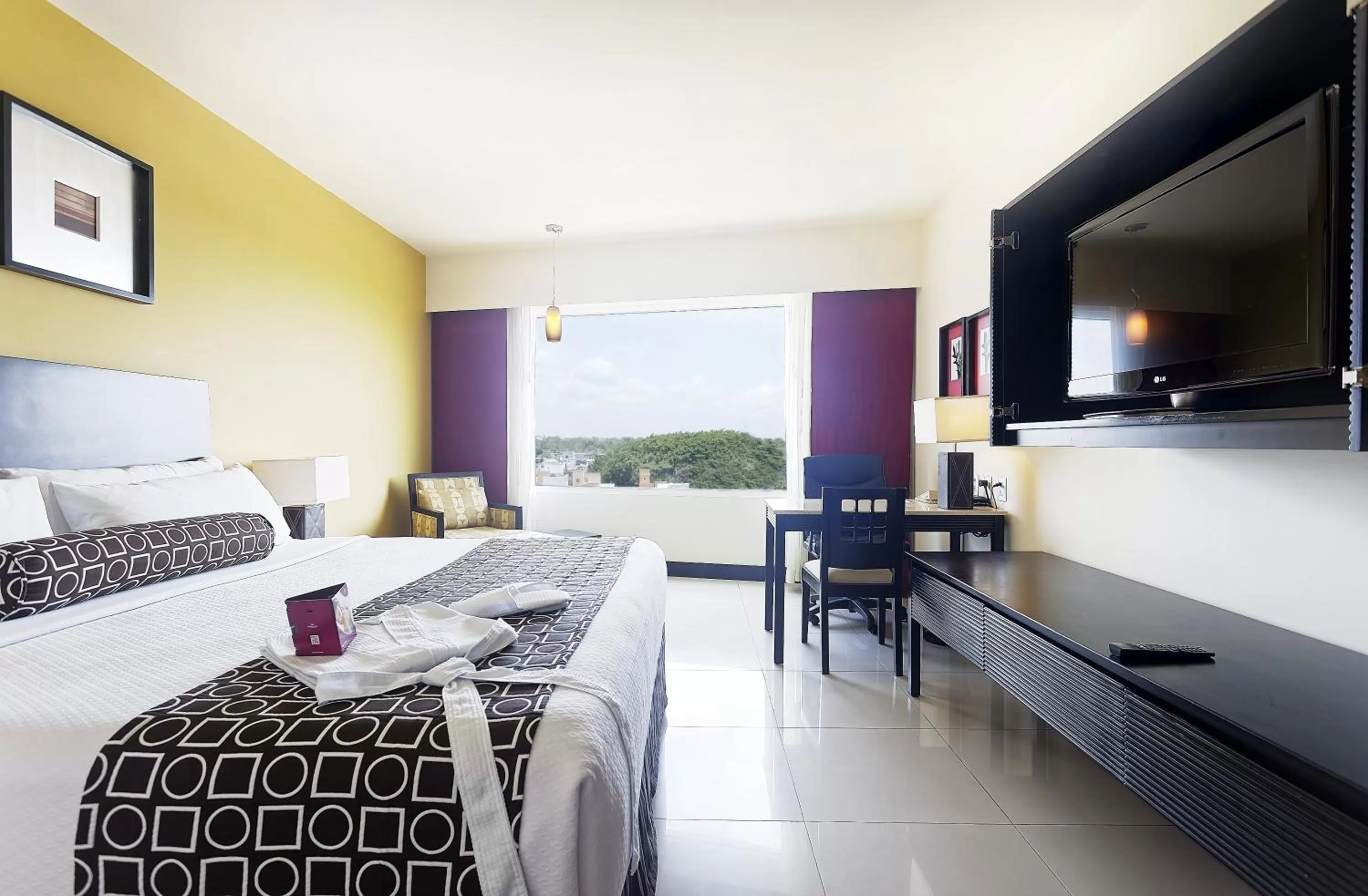 Photo of the whole room, Bed in Crowne Plaza Villahermosa by IHG