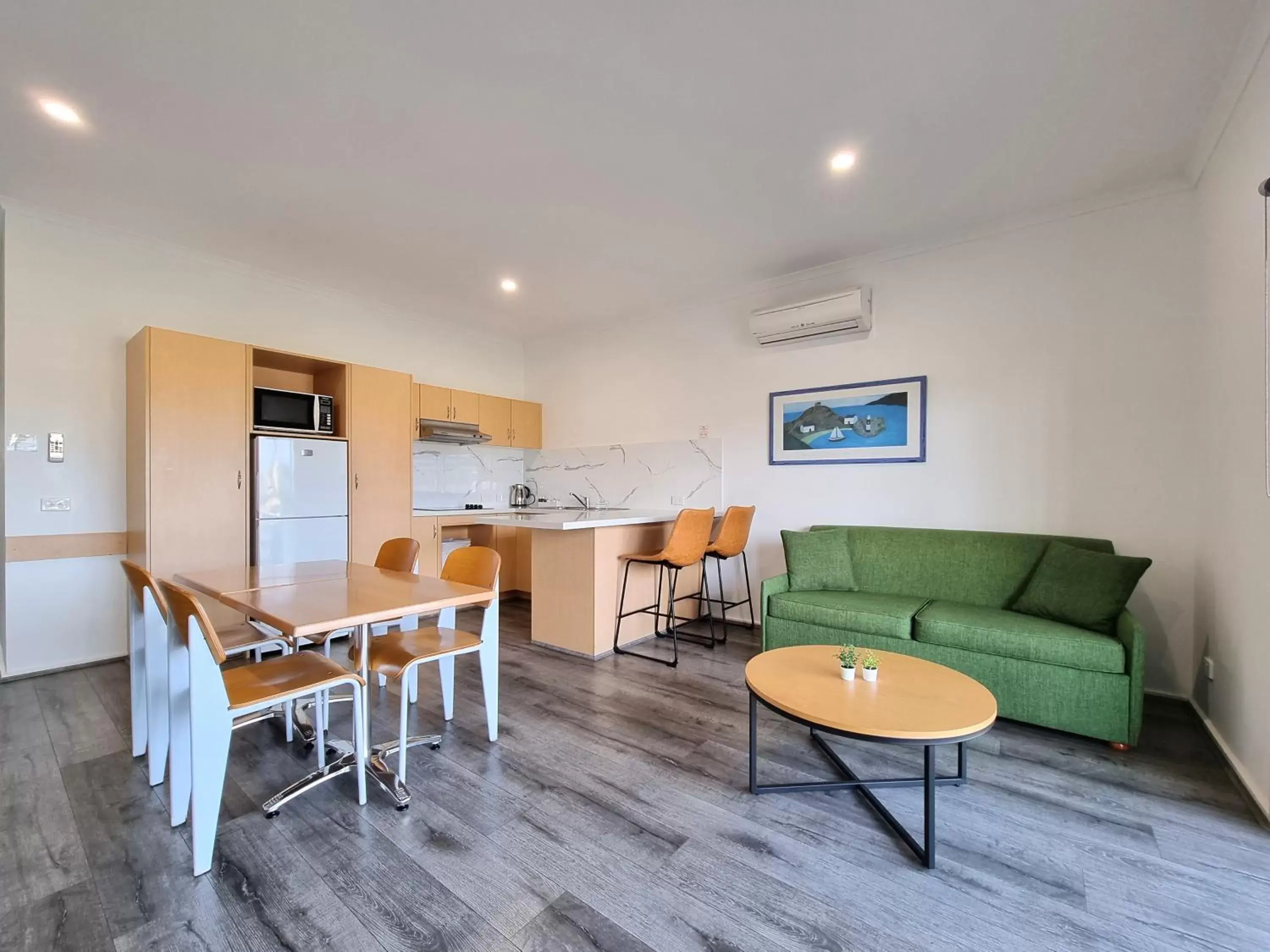 Kitchen or kitchenette, Seating Area in Seaview Motel & Apartments