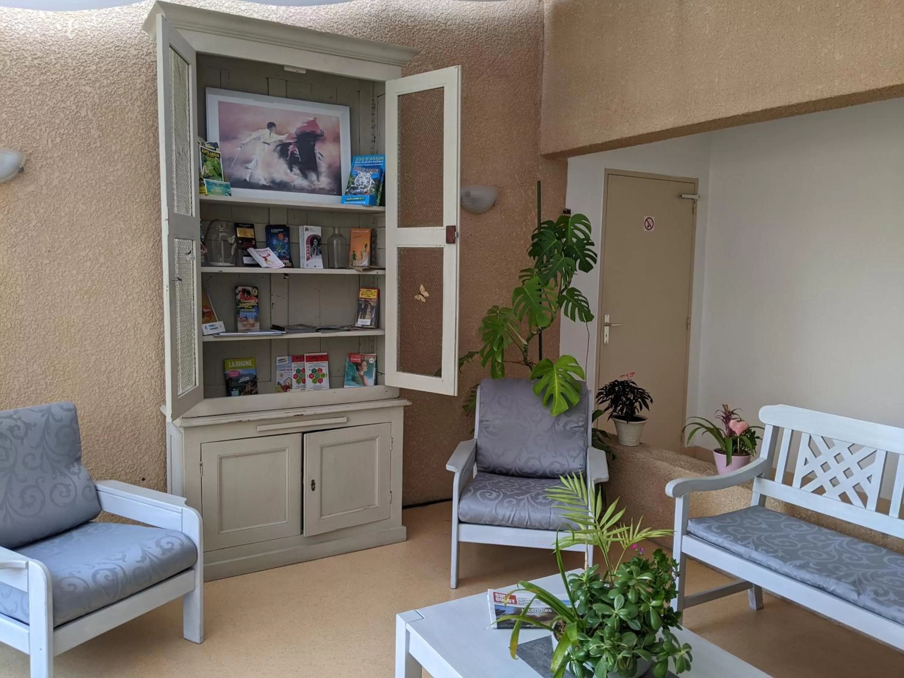 Seating Area in Hôtel Studios Les Acacias