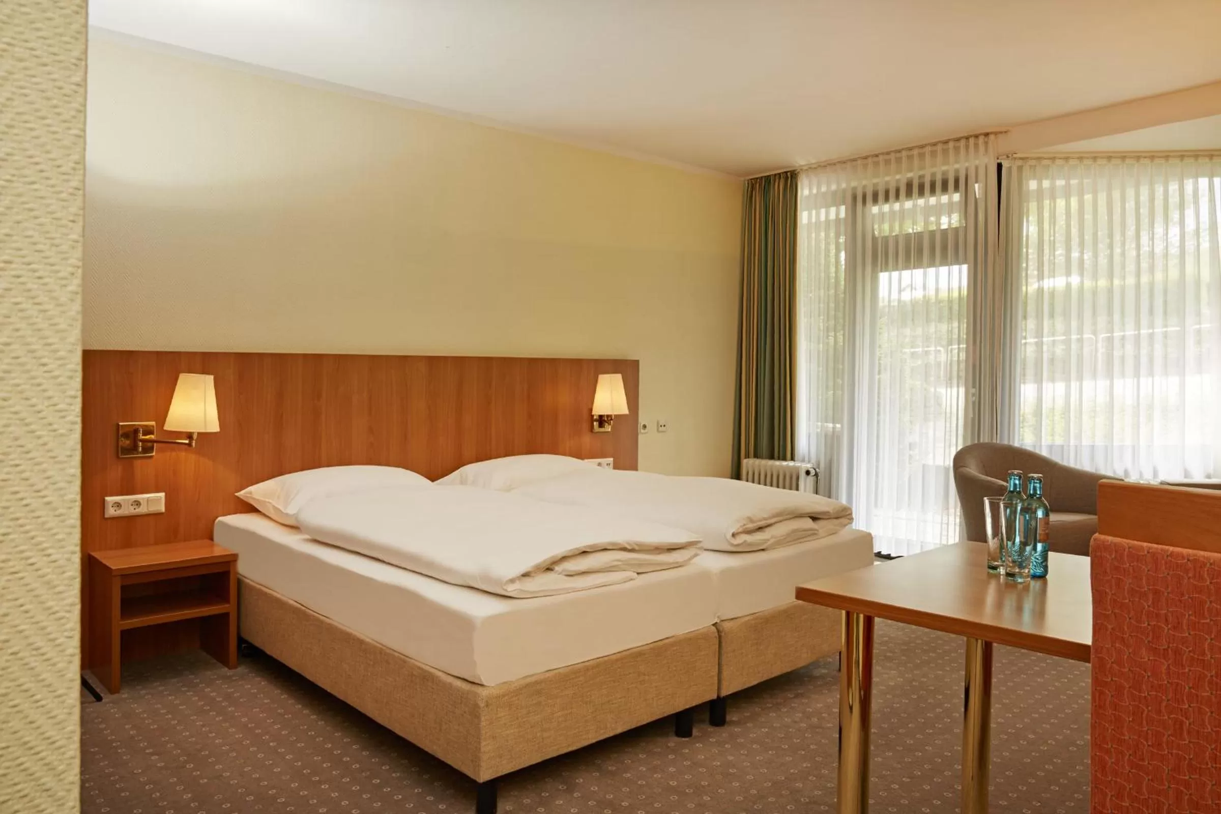 Bedroom, Bed in H+ Hotel Willingen