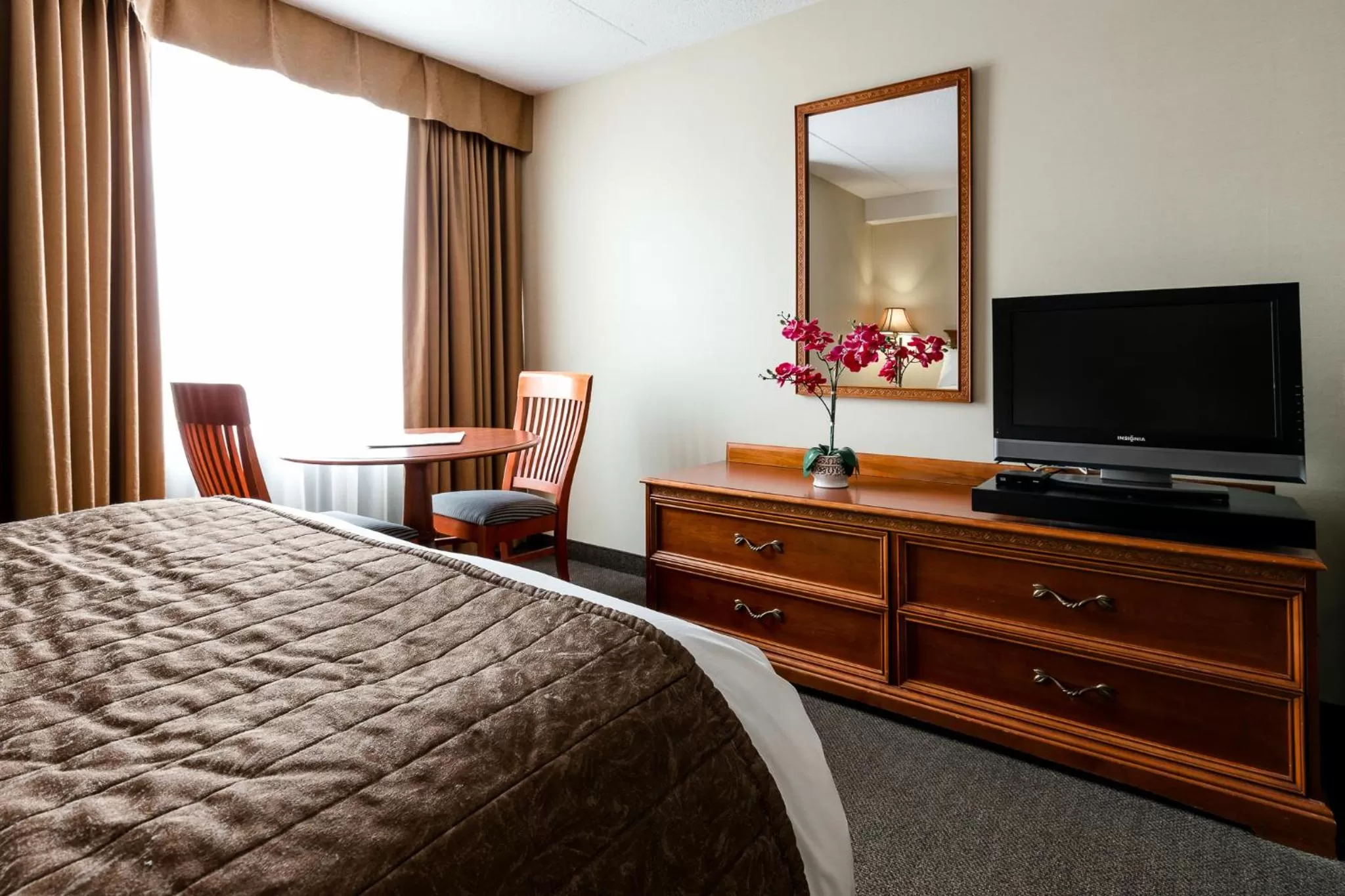 Bedroom, Bed in WelcomINNS Ottawa