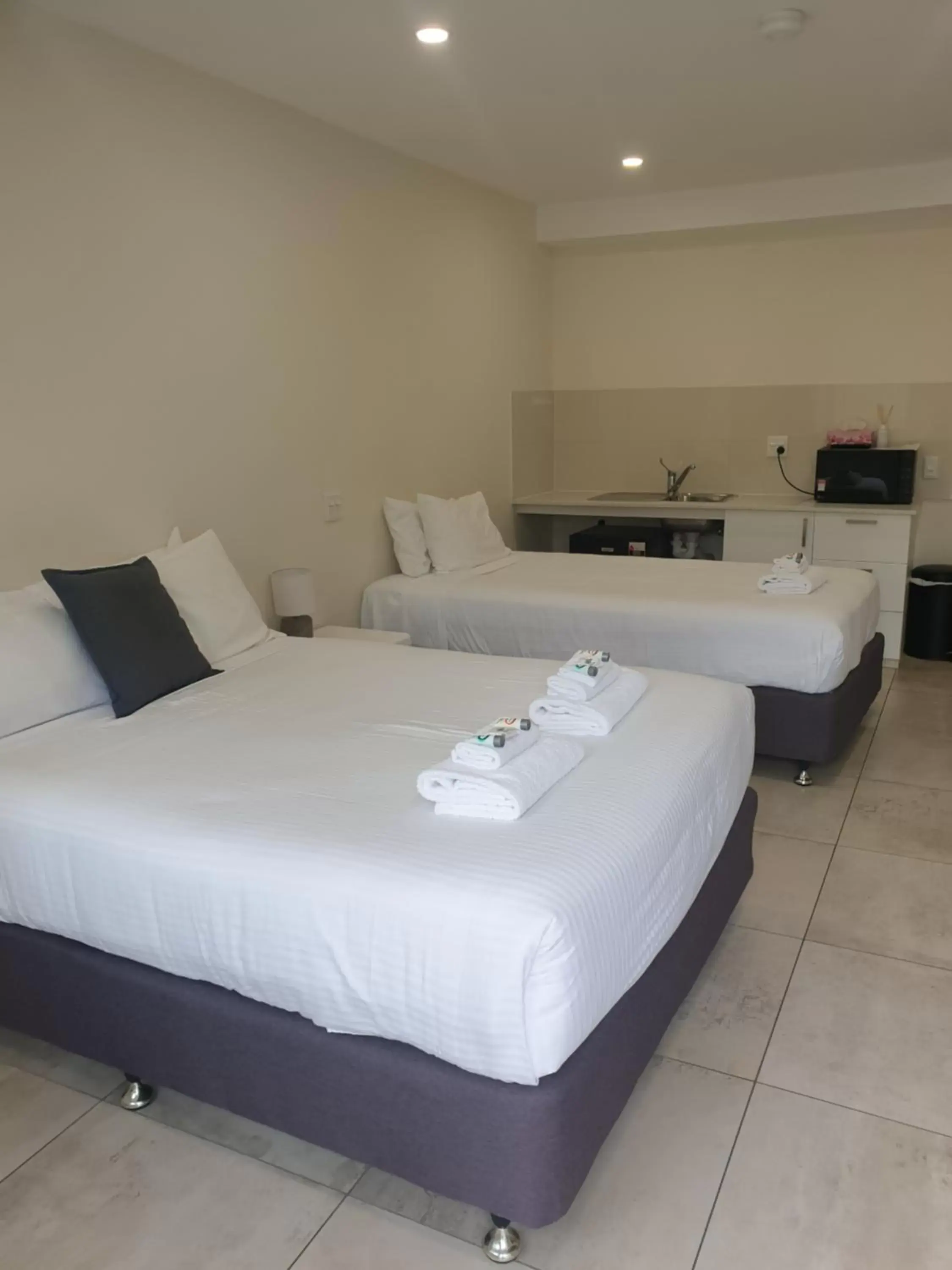 Facility for disabled guests, Bed in Carlton Suites